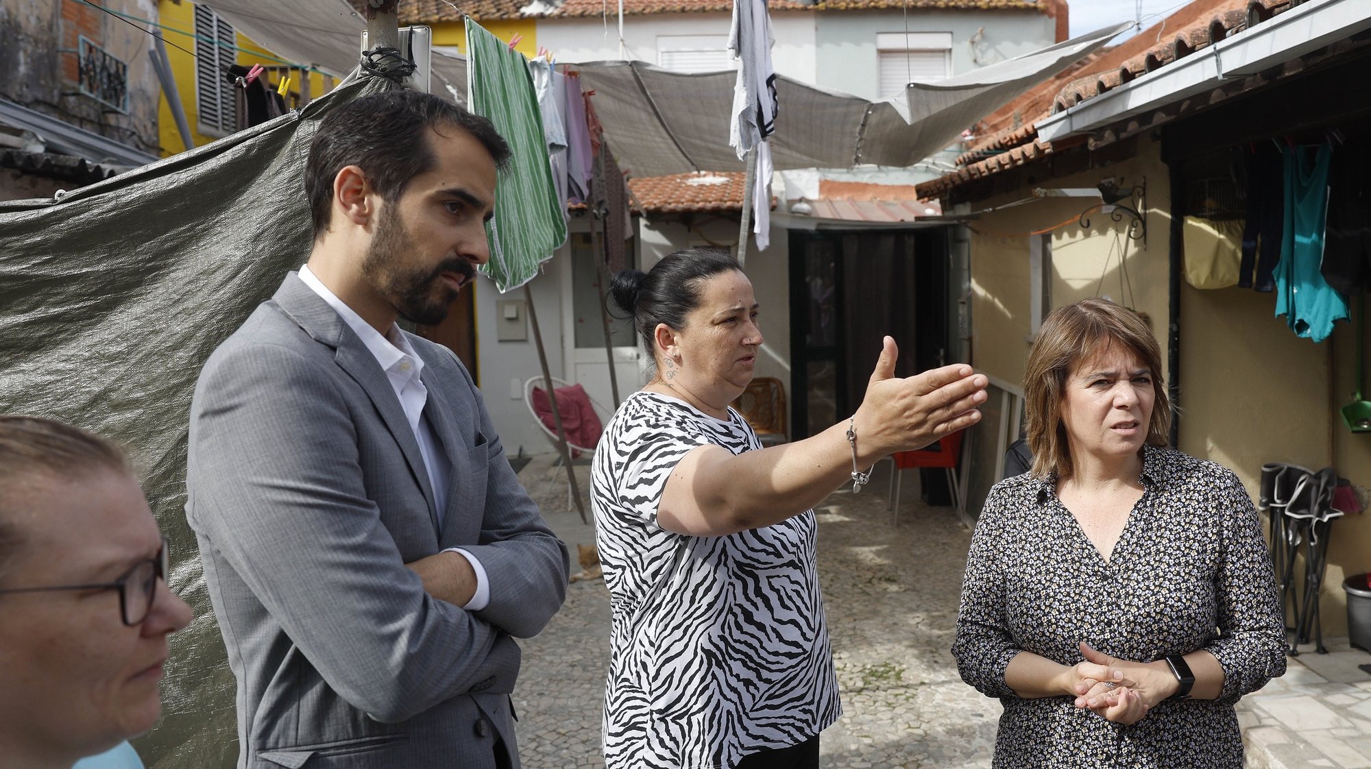 A coordenadora do Bloco de Esquerda (BE), Catarina Martins (D), conversa com uma moradora do Casal do Gil, no Caramão da Ajuda, onde os inquilinos estão a ser despejados de um local onde viveram toda a sua vida, em Lisboa, 08 de maio de 2023. ANTÓNIO PEDRO SANTOS/LUSA