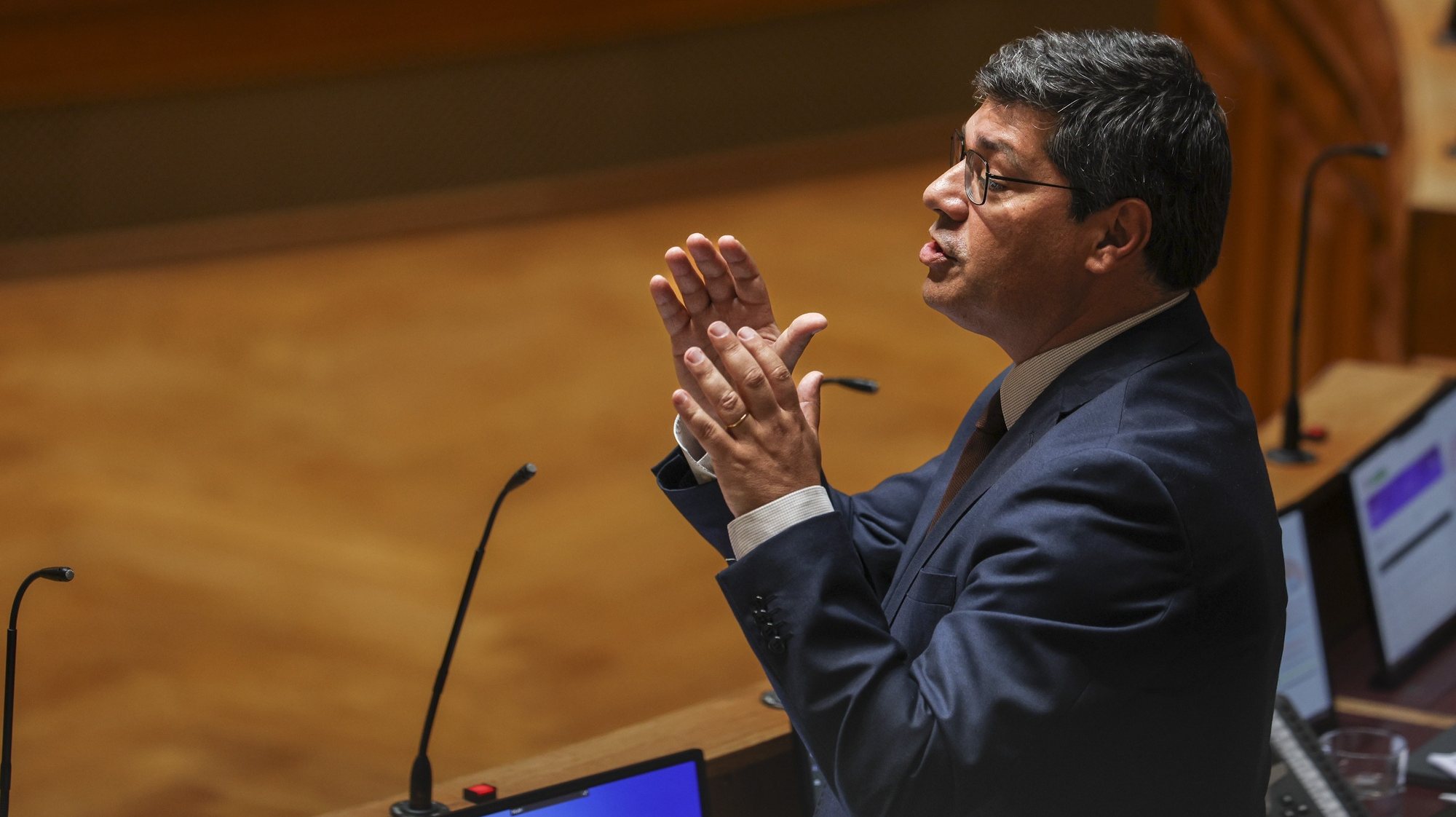 O lider parlamentar do Partido Socialista (PS), Eurico Brilhante Dias, durante o debate mensal na Assembleia da República, em Lisboa, 24 de maio de 2023. TIAGO PETINGA/LUSA