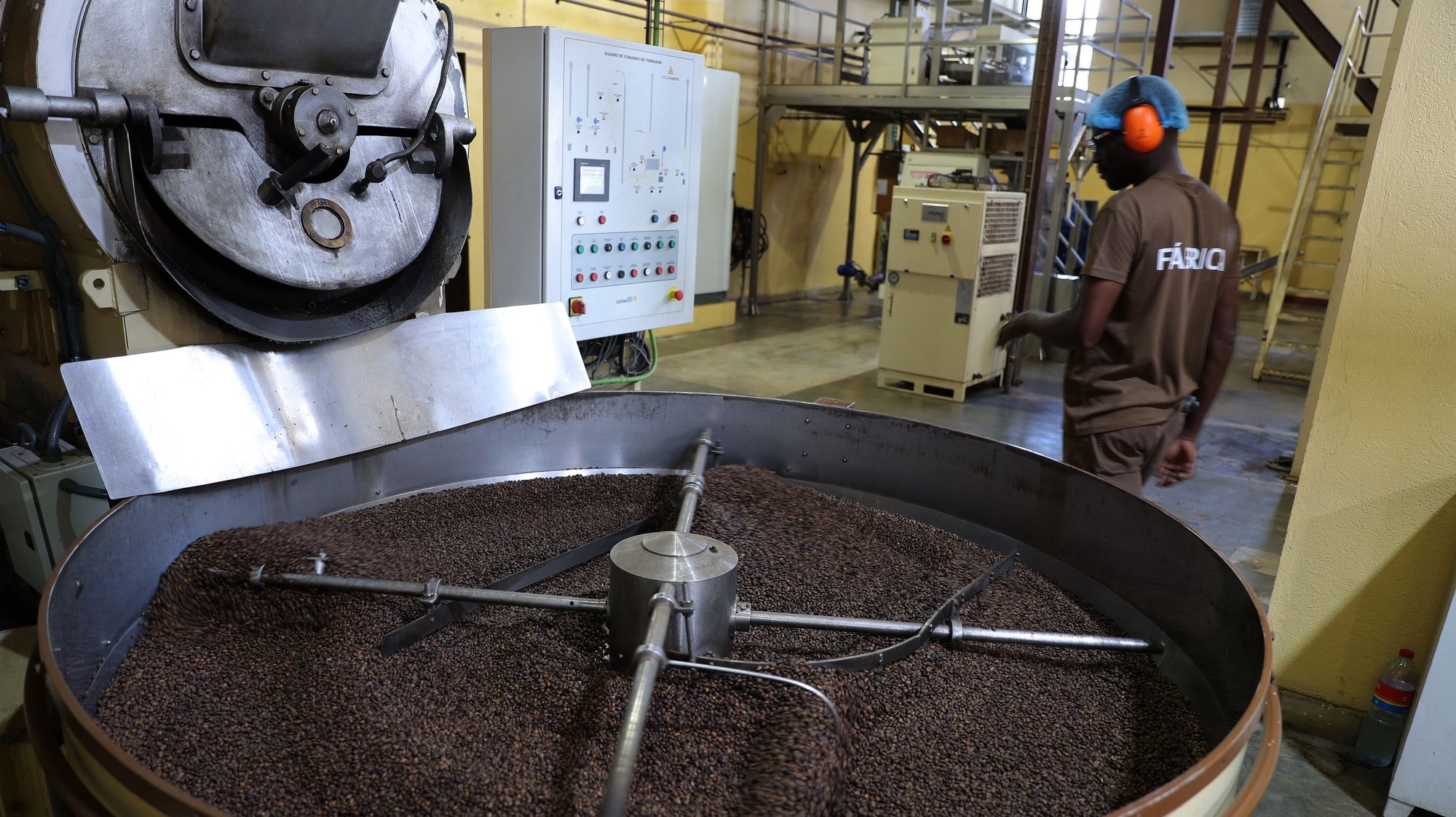 Funcionários embalam caixas de café nas instalações da Angonabeiro, em Luanda, Angola, 03 de abril de 2023. AMPE ROGÉRIO/LUSA