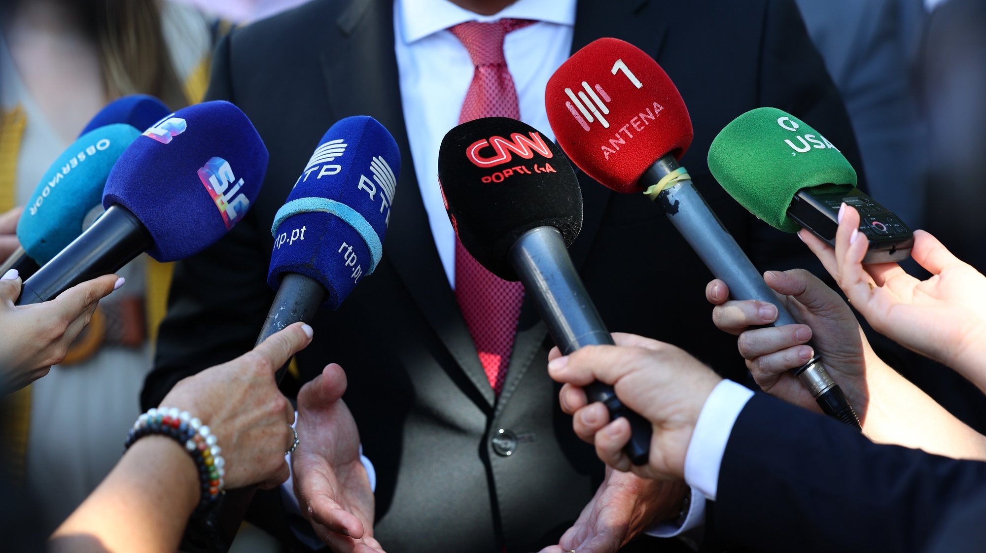 Microfones de jornalistas de vários orgãos de comunicação social portugueses. Évora, 18 de abril de 2023. NUNO VEIGA/LUSA