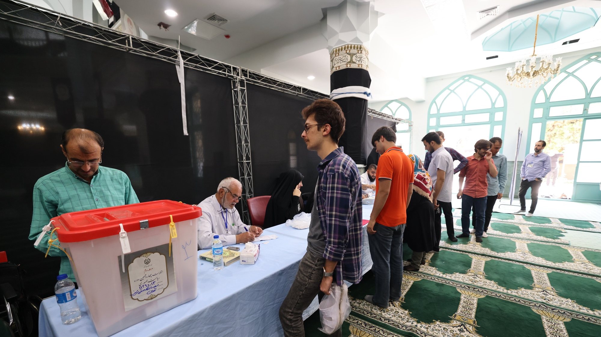 epa11459183 Iranians cast their votes at a polling station during the presidential election in Tehran, Iran, 05 July 2024. Iran holds second round of presidential election on 05 July 2024.  EPA/STR