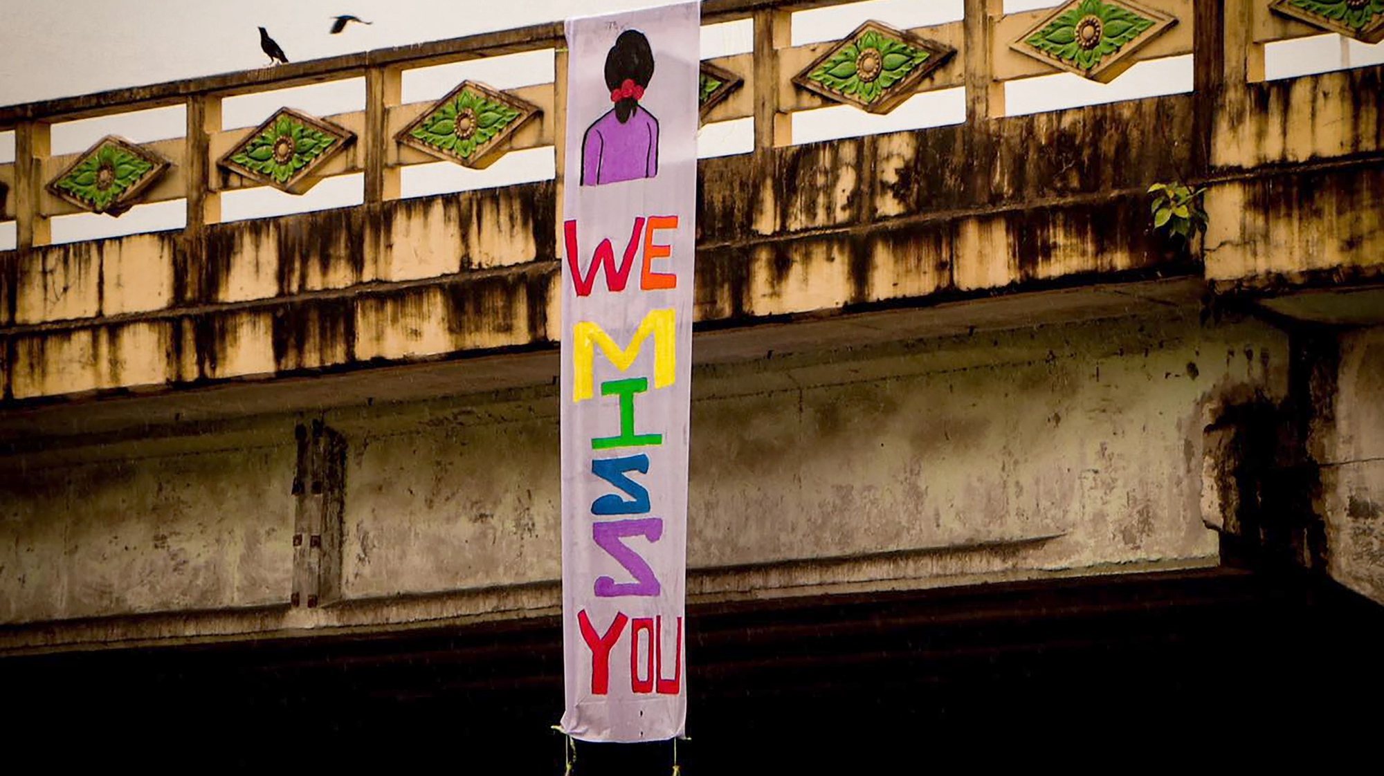 epa10699673 A handout photo made available by Yangon Revolution Force (YRF) shows a banner hanging from a bridge reading &#039;We Miss You&#039; on the occasion of the 78th birthday of Aung San Suu Kyi, in Yangon, Myanmar, 19 June 2023. Anti-coup groups in Myanmar have called for the public to use flowers to mark Aung San Suu Kyi&#039;s 78th birthday on 19 June. The country&#039;s former leader has been under house arrest since the military ousted her government in February 2021.  EPA/YANGON REVOLUTION FORCE HANDOUT  HANDOUT EDITORIAL USE ONLY/NO SALES