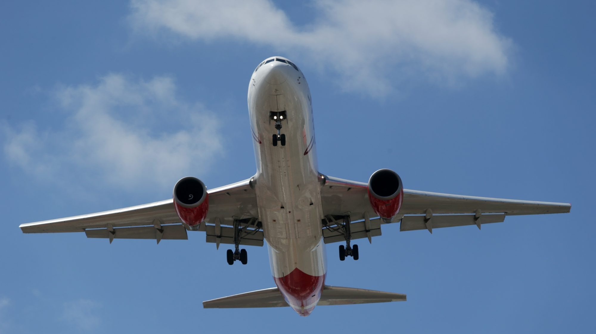 Avião aterra no aeroporto Humberto Delgado, em Lisboa, 26 de junho de 2018. INÁCIO ROSA/LUSA