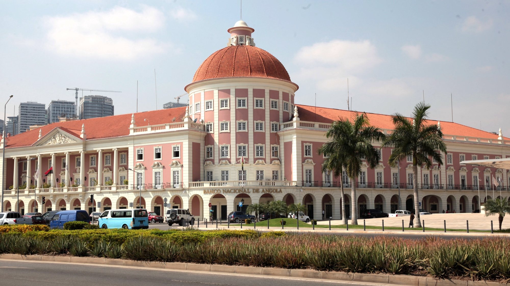Fachada do edifício do Banco Nacional de Angola (BNA), em Luanda, Angola, 07 de julho de 2020. AMPE ROGÉRIO/LUSA