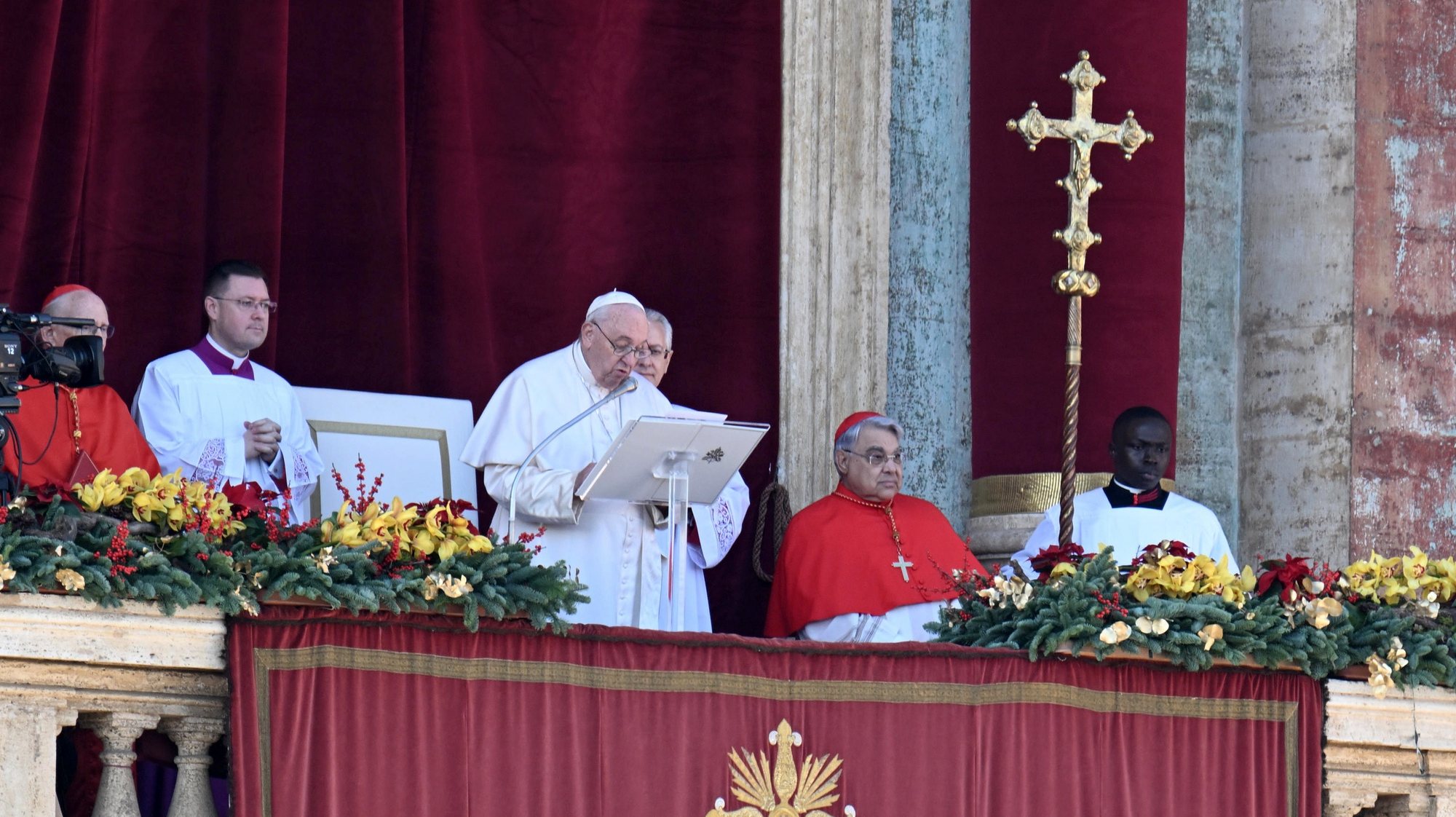 epa10378072 Pope Francis leads the Urbi et Orbi prayer from the balcony of Saint Peter&#039;s Basilica facade at the Vatican on occasion of Christmas feasts, 25 December 2022.  EPA/ANSA/CLAUDIO PERI