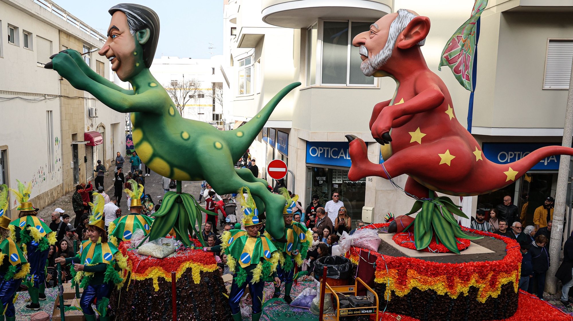 Desfile de carnaval de Loulé sob o tema  &quot; Ó Zé......já viste  o Algarvensis &quot;, o mais antigo corso do país, que hoje desfilou pela avenida José da Costa Mealha em Loulé, 21 de fevereiro de 2023. LUÍS FORRA/LUSA
