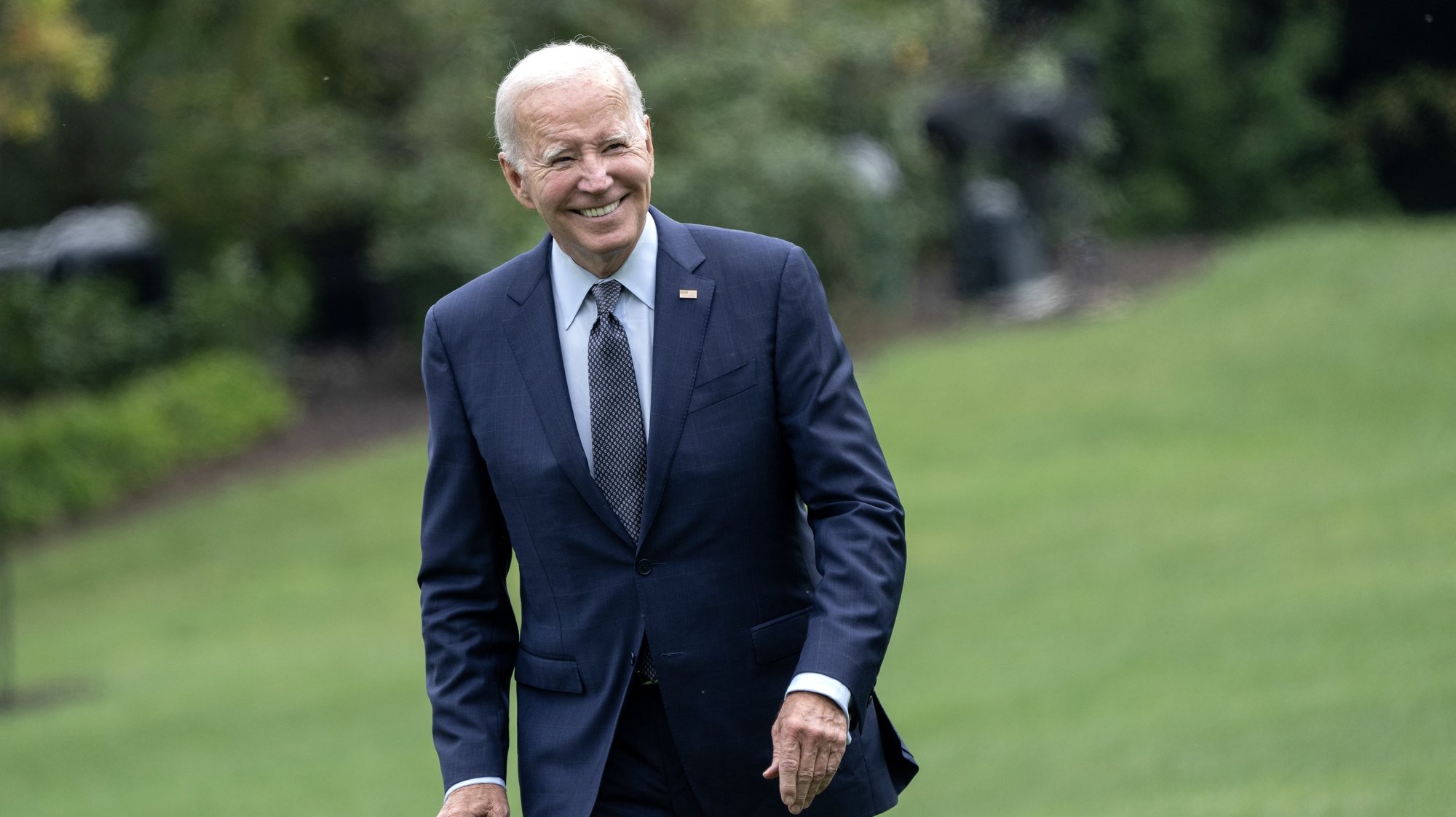 epa10866958 US President Joe Biden smiles as he arrives on the South Lawn of the White House in Washington, DC after a visit to Wilmington, Delaware, USA, 17 September 2023.  EPA/CHRIS KLEPONIS / POOL