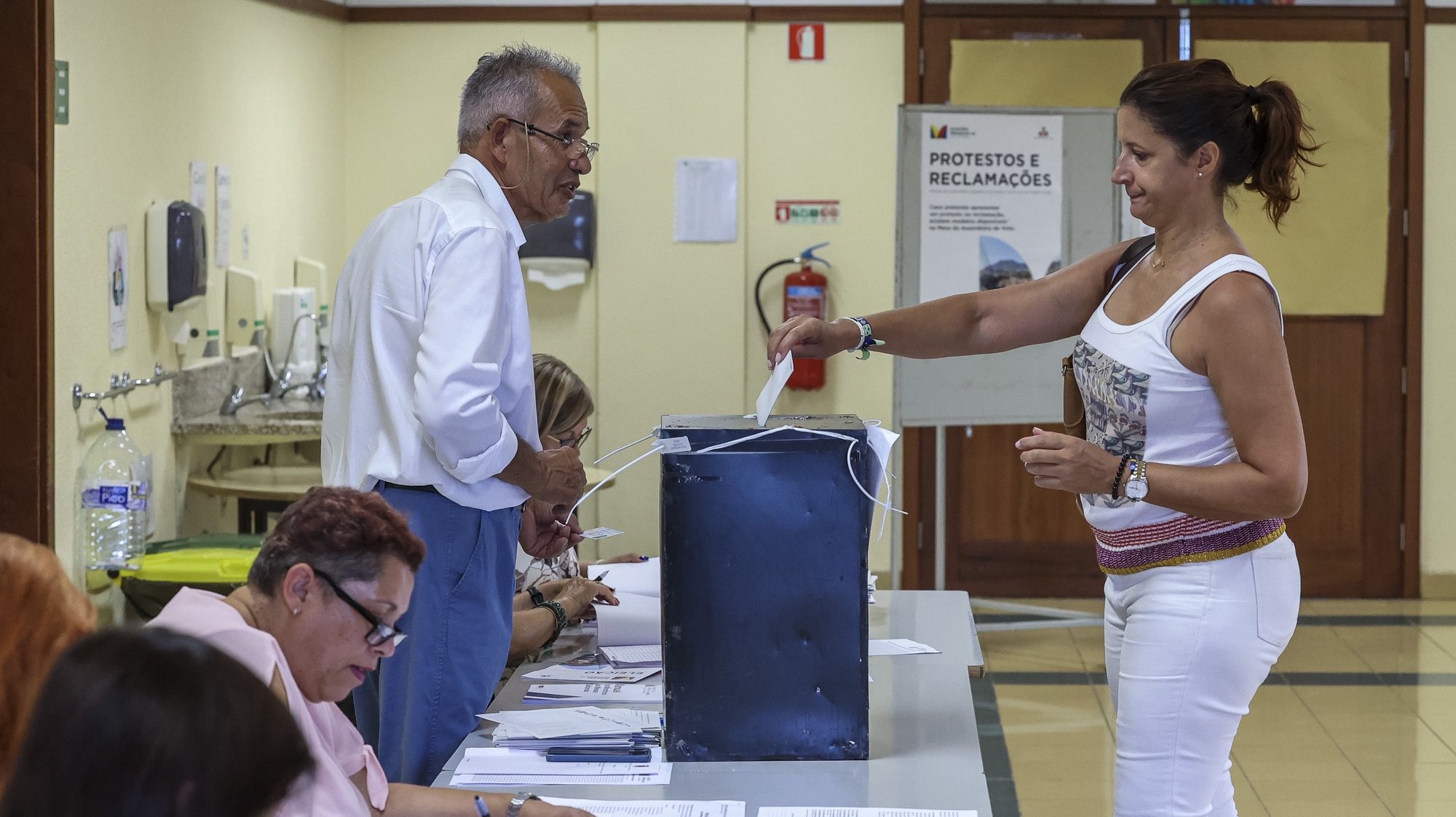 Votação para as eleições legislativas da Madeira, na Escola da Ajuda, Funchal, Madeira, 24 de setembro de 2023. As legislativas da Madeira decorrem em 24 de setembro, com 13 candidaturas a disputar os 47 lugares no parlamento regional, num círculo eleitoral único. PAULO NOVAIS/LUSA