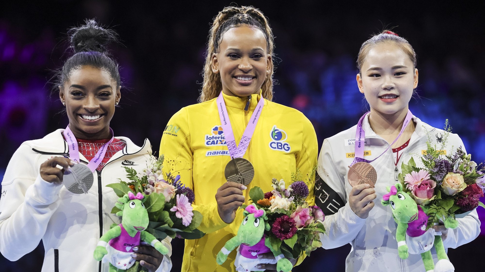 epa10905552 (L-R) Silver medalist Simone Biles of the United States, gold medalist Rebeca Andrade of Brazil and bronze medalist Seojeong Yeo of South Korea pose on the podium after winning the Women&#039;s Vault Final at the Artistic Gymnastics World Championships in Antwerp, Belgium, 07 October 2023.  EPA/OLIVIER MATTHYS