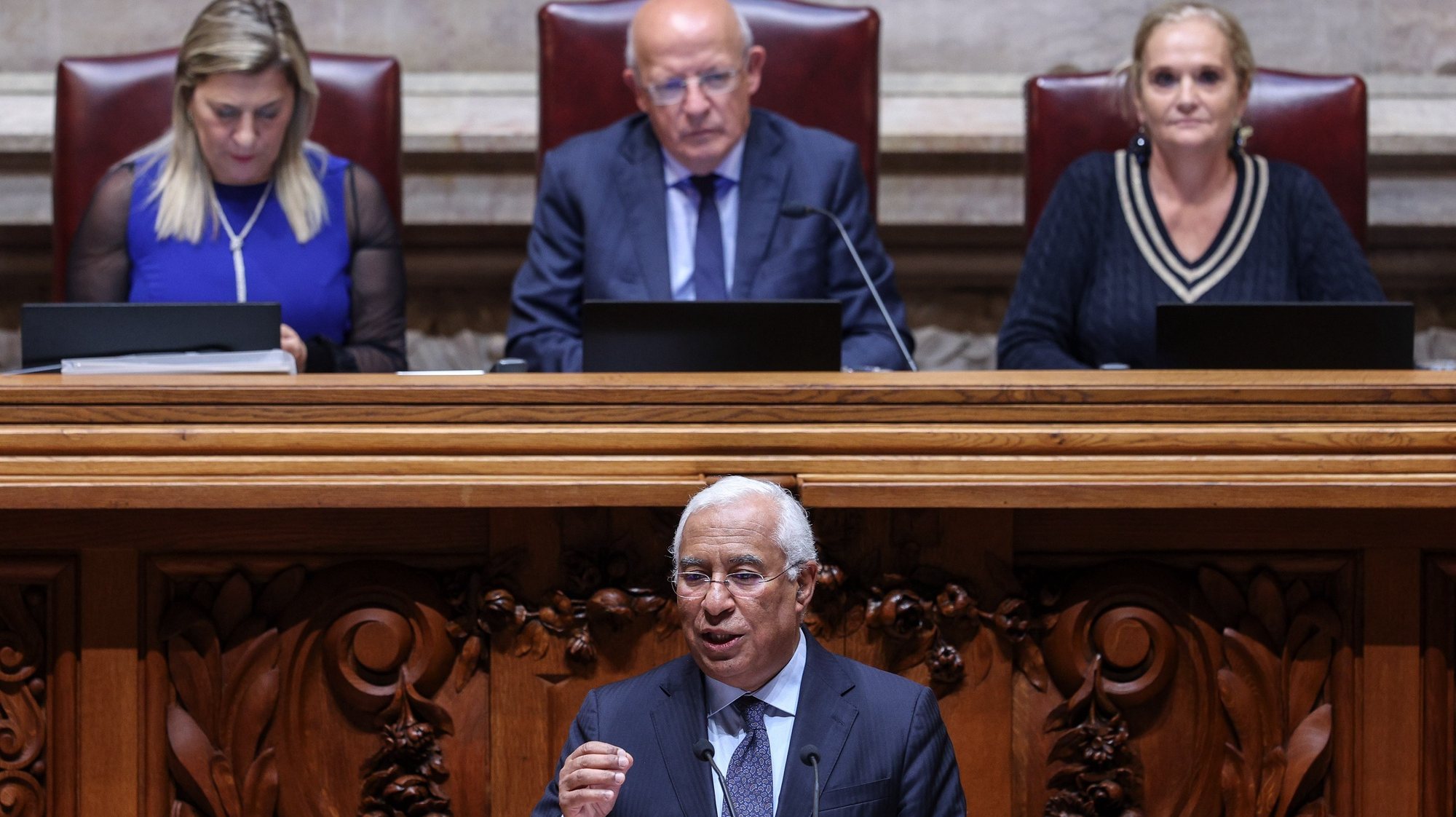 O primeiro-ministro, António, Costa, intervém durante o debate parlamentar de discussão e aprovação do Orçamento do Estado para 2024 na Assembleia da República em Lisboa, 30 de outubro de 2023. MIGUEL A. LOPES/LUSA