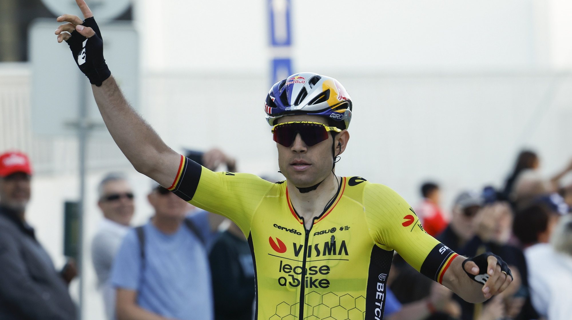 O ciclista belga Wout van Aert (Visma-Lease a Bike), foi o vencedor da 3ª, etapa da 50.ª Volta ao Algarve em bicicleta, que ligou Vila Real de Santo António a Tavira, na distância de 192,2 quilómetros, 16 de fevereiro de 2024. LUÍS FORRA/LUSA