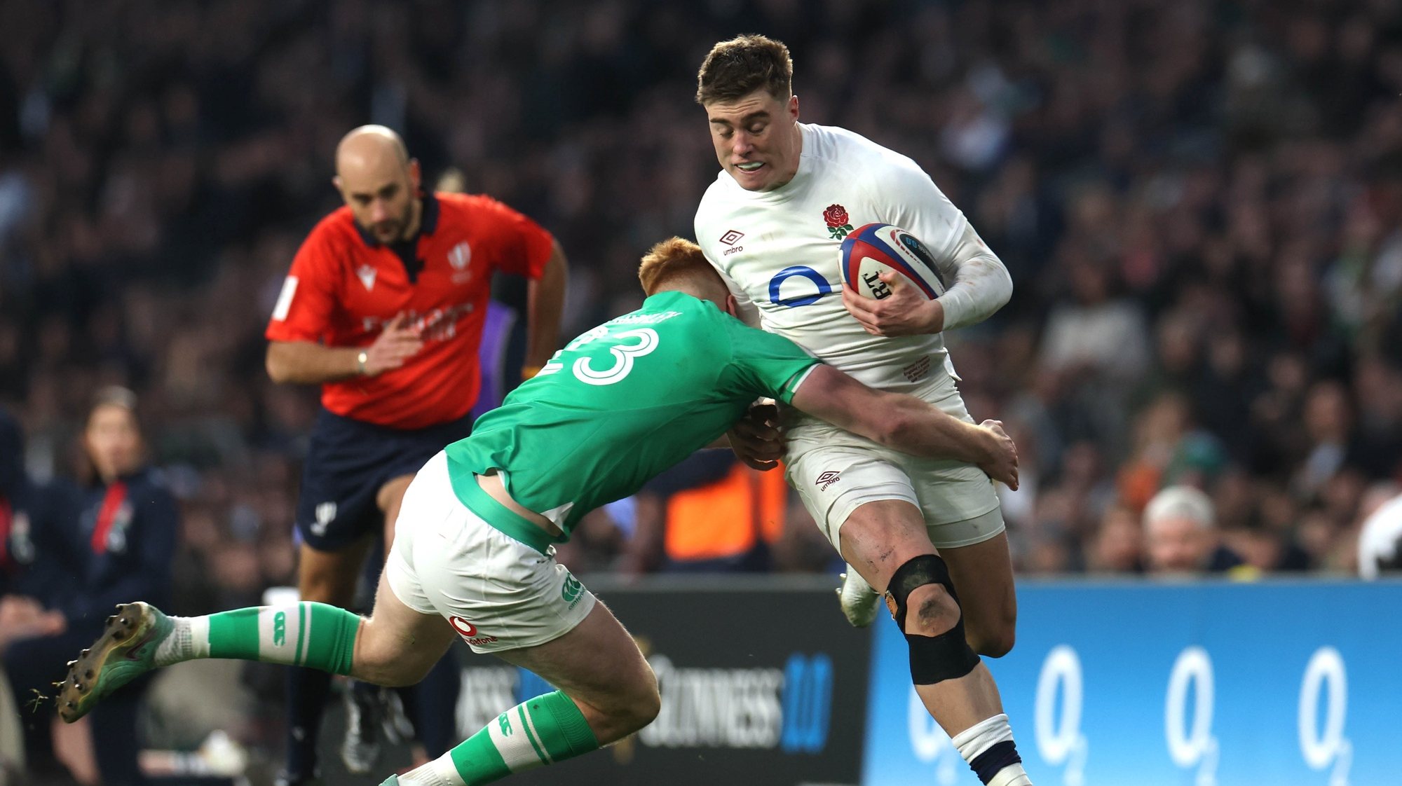 epa11209773 Tommy Freeman of England (R) in action during the Six Nations rugby match between England and Ireland in London, Britain, 09 March 2024.  EPA/NEIL HALL
