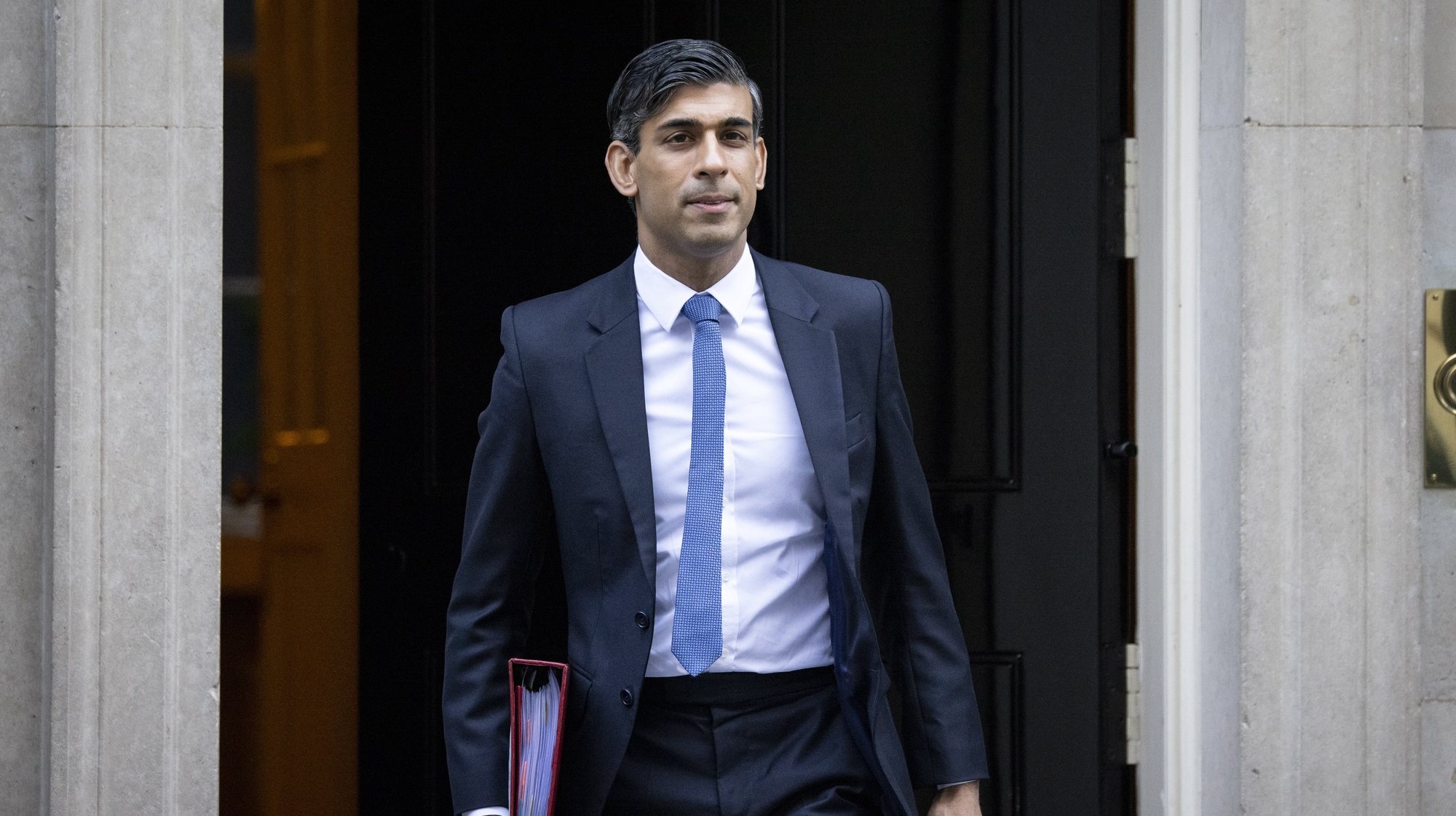 epa10413169 British Prime Minister Rishi Sunak departs his official residence at 10 Downing Street to appear at Prime Minister&#039;s Questions (PMQs) at the Parliament in London, Britain, 18 January 2023.  EPA/TOLGA AKMEN