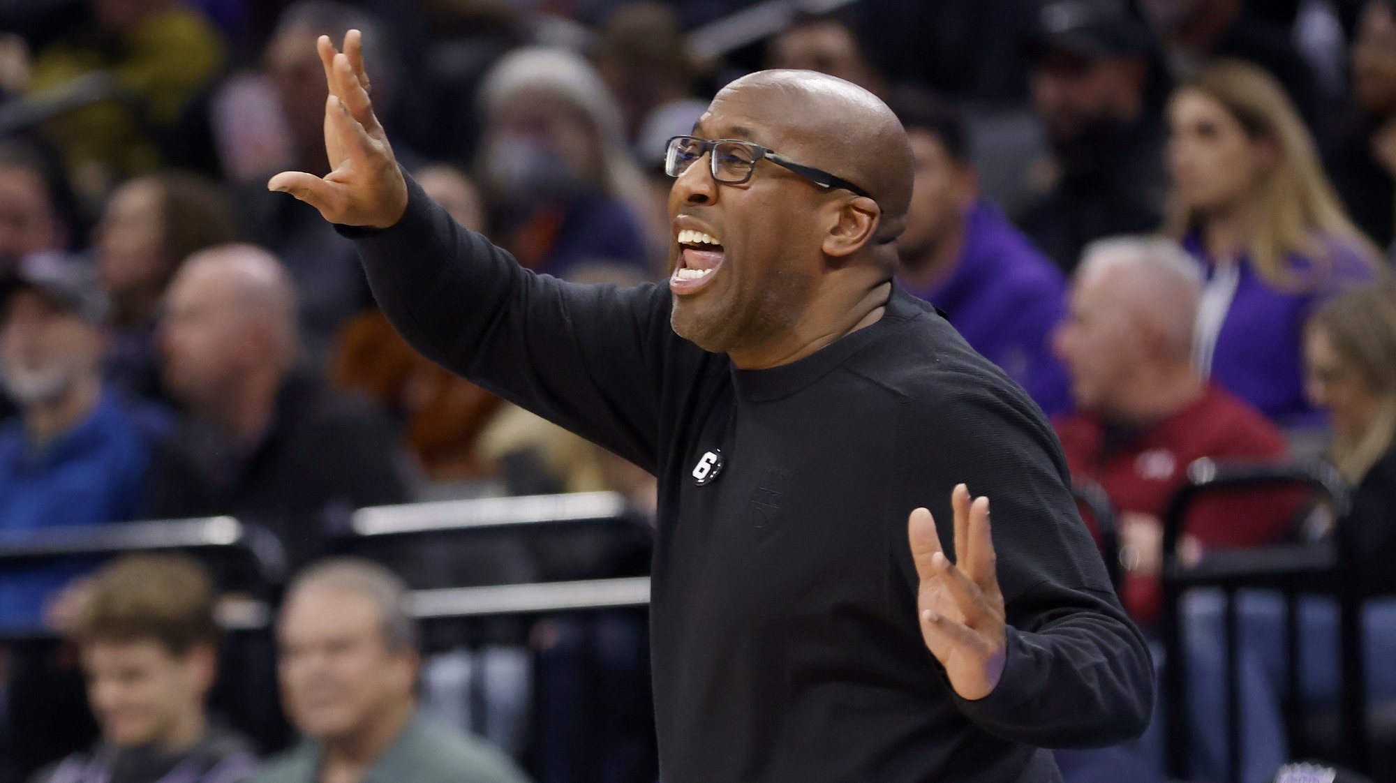 epa10501804 Sacramento Kings head coach Mike Brown yells out to the floor in a play against the LA Clippers during the first quarter of the NBA game at Golden 1 Center in Sacramento, California, USA, 03 March 2023.  EPA/JOHN G. MABANGLO  SHUTTERSTOCK OUT