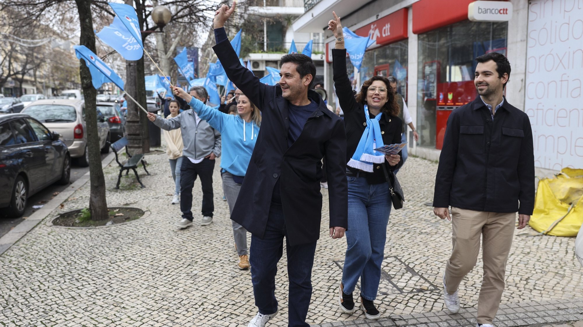 O presidente da Iniciativa Liberal, Rui Rocha (C) acompanhado pelo deputado da Iniciativa Liberal Bernardo Blanco (D) durante uma arruada do partido em Lisboa, 28 de janeiro de 2024. MIGUEL A. LOPES/LUSA