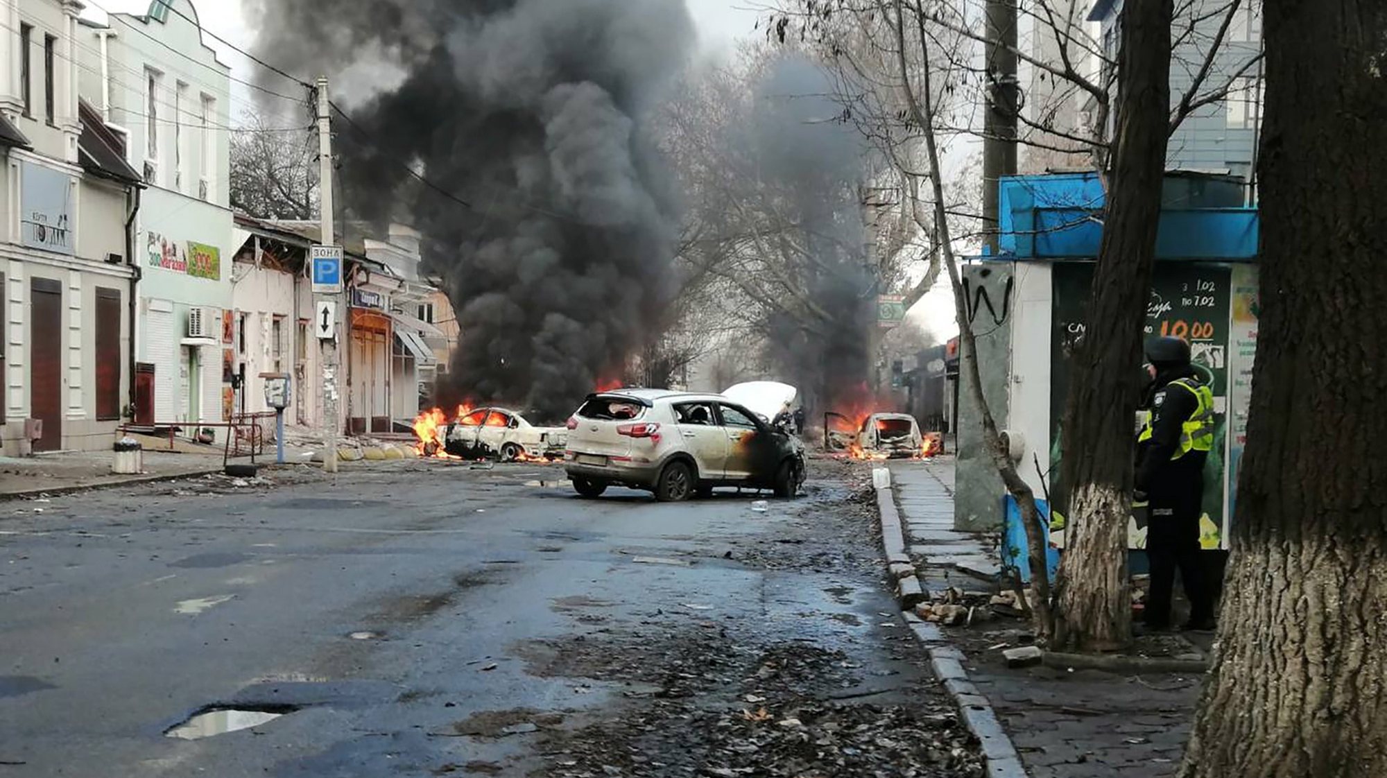 epa10377632 A handout photo released by the press service of the State Emergency Service (SES) of Ukraine shows cars burning on a street after shelling hit Kherson, southern Ukraine, 24 December 2022, amid Russia&#039;s invasion. At least seven people were killed and 58 others injured after Russian strikes targeted the southern Ukrainian city on 24 December, the head of the Kherson regional military administration, Yaroslav Yanushevich wrote on telegram. Russian troops entered Ukraine on 24 February 2022 starting a conflict that has provoked destruction and a humanitarian crisis.  EPA/STATE EMERGENCY SERVICE OF UKRAINE HANDOUT -- BEST QUALITY AVAILABLE -- MANDATORY CREDIT: STATE EMERGENCY SERVICE OF UKRAINE --