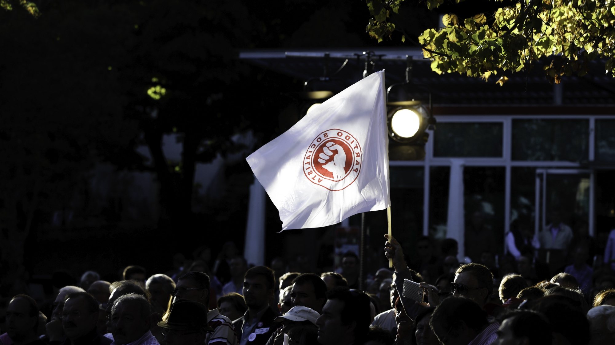 Uma bandeira do Partido Socialista durante uma ação de campanha do candidat do PS à Câmara da Guarda, Eduardo Brito, no Jardim José Lemos, Guarda, 17 de setembro de 2017. PAULO NOVAIS/LUSA