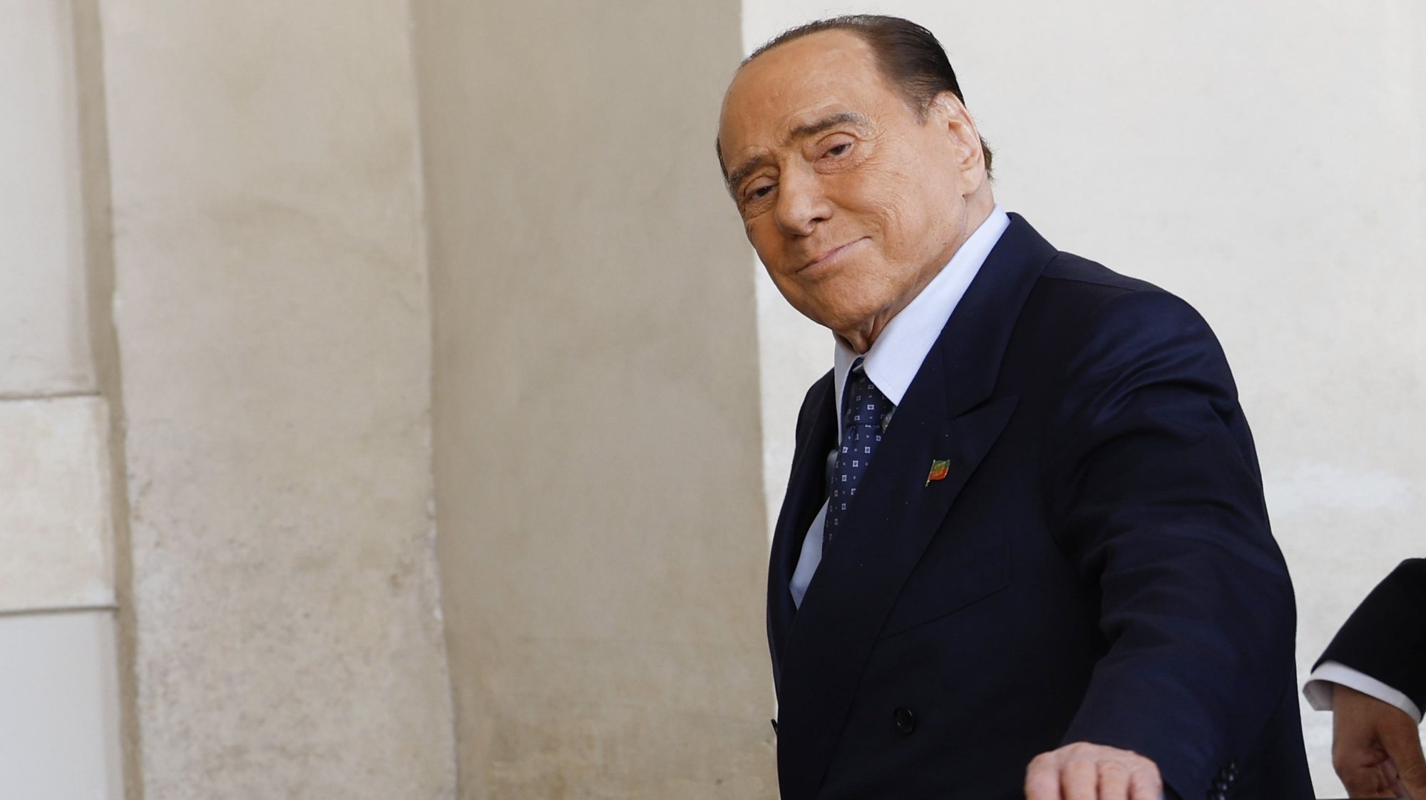 epa10256329 Leader of &#039;Forza Italia&#039; party Silvio Berlusconi arrives for a meeting with Italian president for the first round of formal political consultations for new government at the Quirinale Palace in Rome, Italy, 21 October 2022.  EPA/FABIO FRUSTACI
