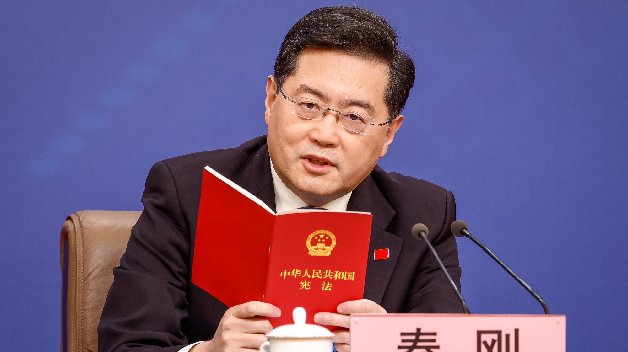 epa10506902 Chinese Foreign Minister Qin Gang reads from China&#039;s constitution after a question about Taiwan during a press conference in Beijing, China, 07 March 2023.  EPA/MARK R. CRISTINO