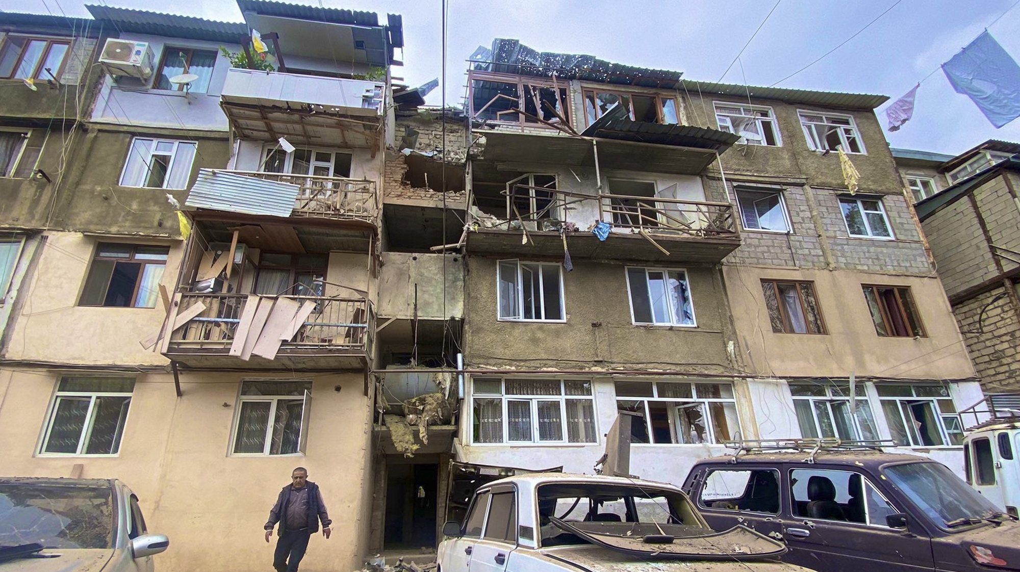 epa10869791 A handout photo made available by OC Media shows damage to residential buildings and vehicles in Stepnakert, Nagorno-Karabakh, 19 September 2023. Azerbaijan&#039;s Ministry of Defense announced on 19 September the launching of local &#039;anti-terrorism&#039; measures against the Armenian military in the disputed Nagorno-Karabakh region in order to restore the constitutional order of Azerbaijan.  EPA/SARGSYAN/OC MEDIA HANDOUT HANDOUT EDITORIAL USE ONLY/NO SALES HANDOUT EDITORIAL USE ONLY/NO SALES