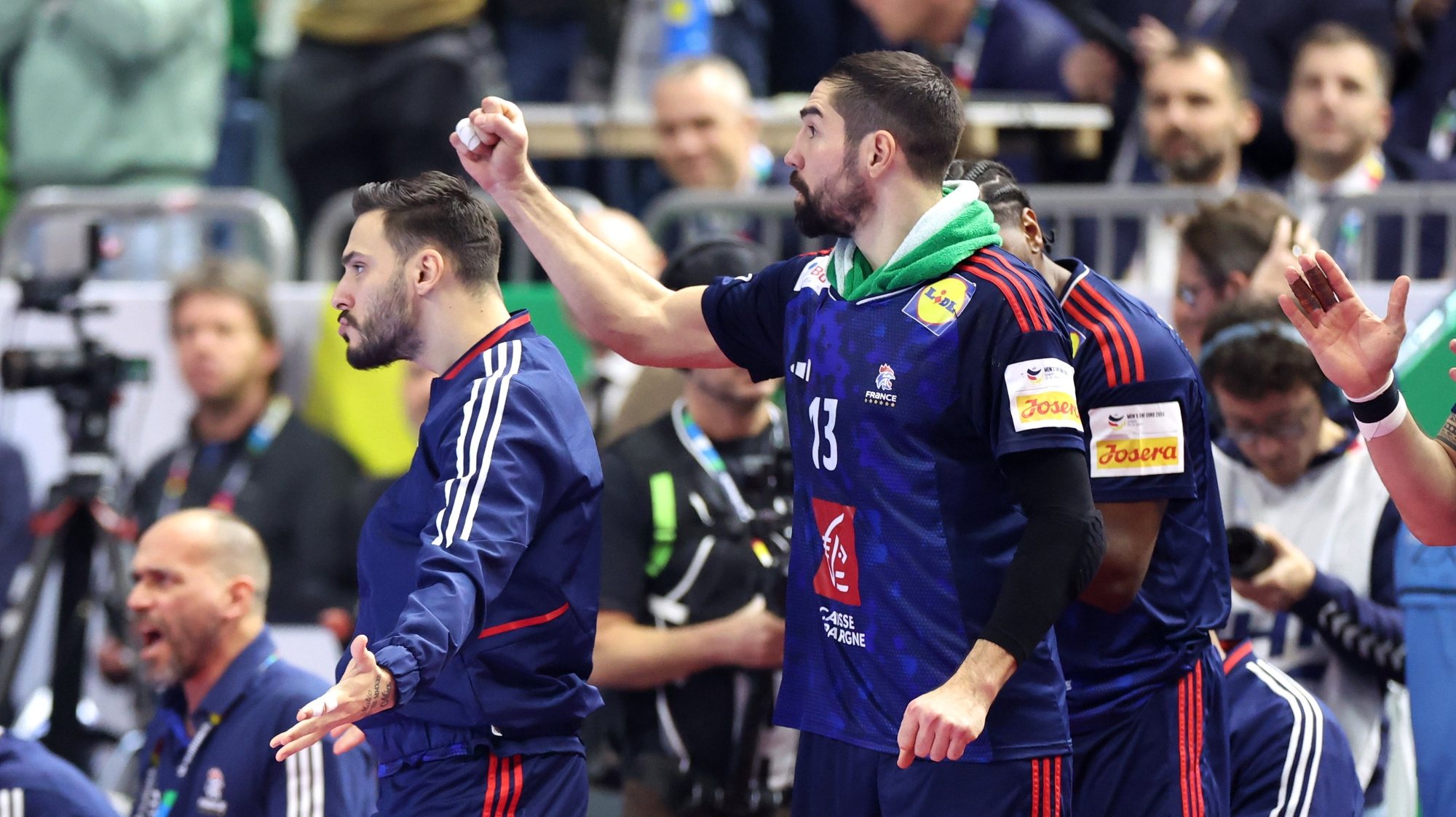 epa11111361 France’s Nikola Karabatic (C) reacts during the EHF Men&#039;s EURO 2024 final handball match between France and Denmark in Cologne, Germany, 28 January 2024.  EPA/CHRISTOPHER NEUNDORF