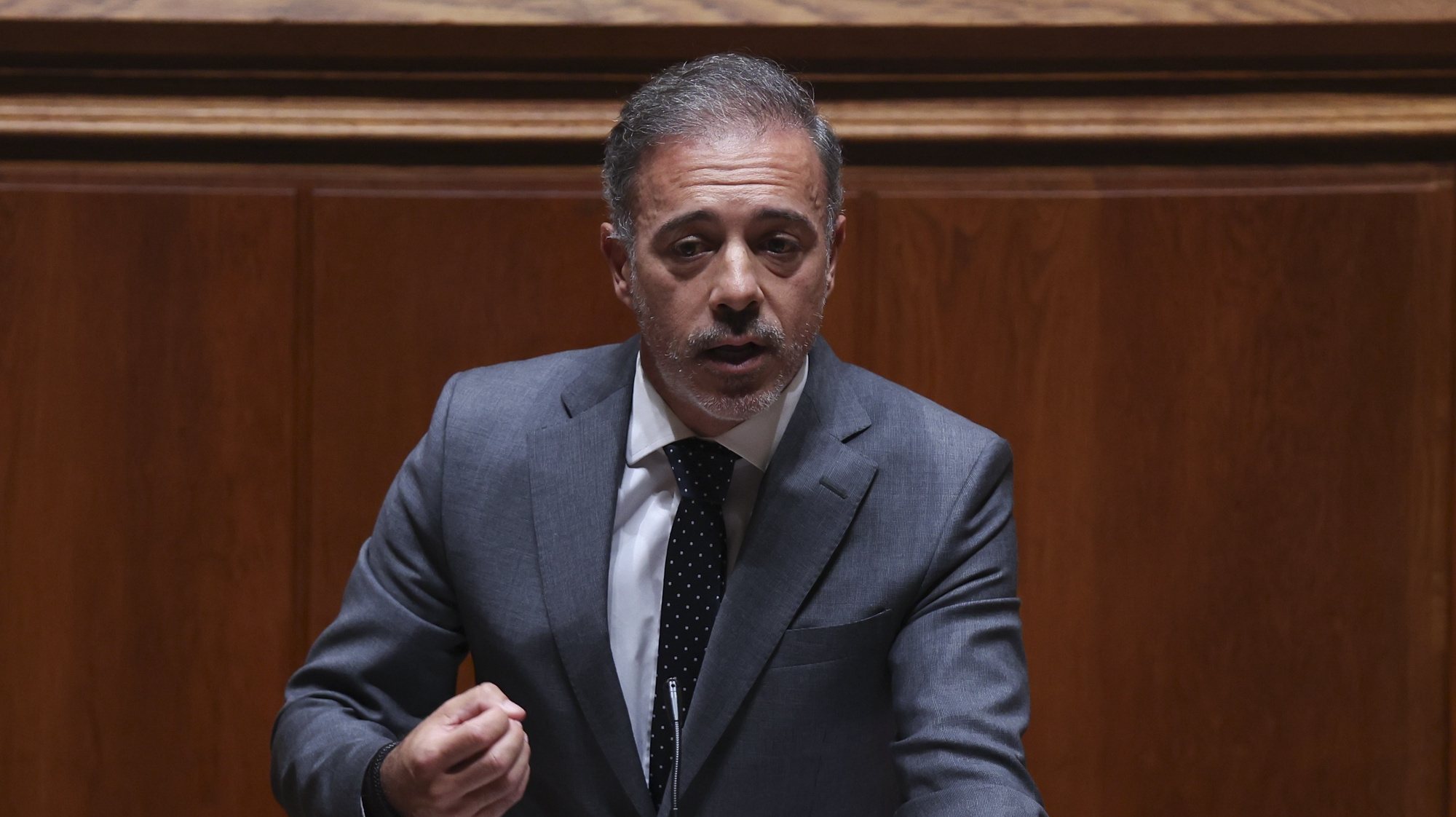 O ministro  dos Assuntos Parlamentares, Pedro Duarte, intervém durante a sessão plenária, na Assembleia da República, em Lisboa, 12 junho de 2024. ANTÓNIO COTRIM/LUSA