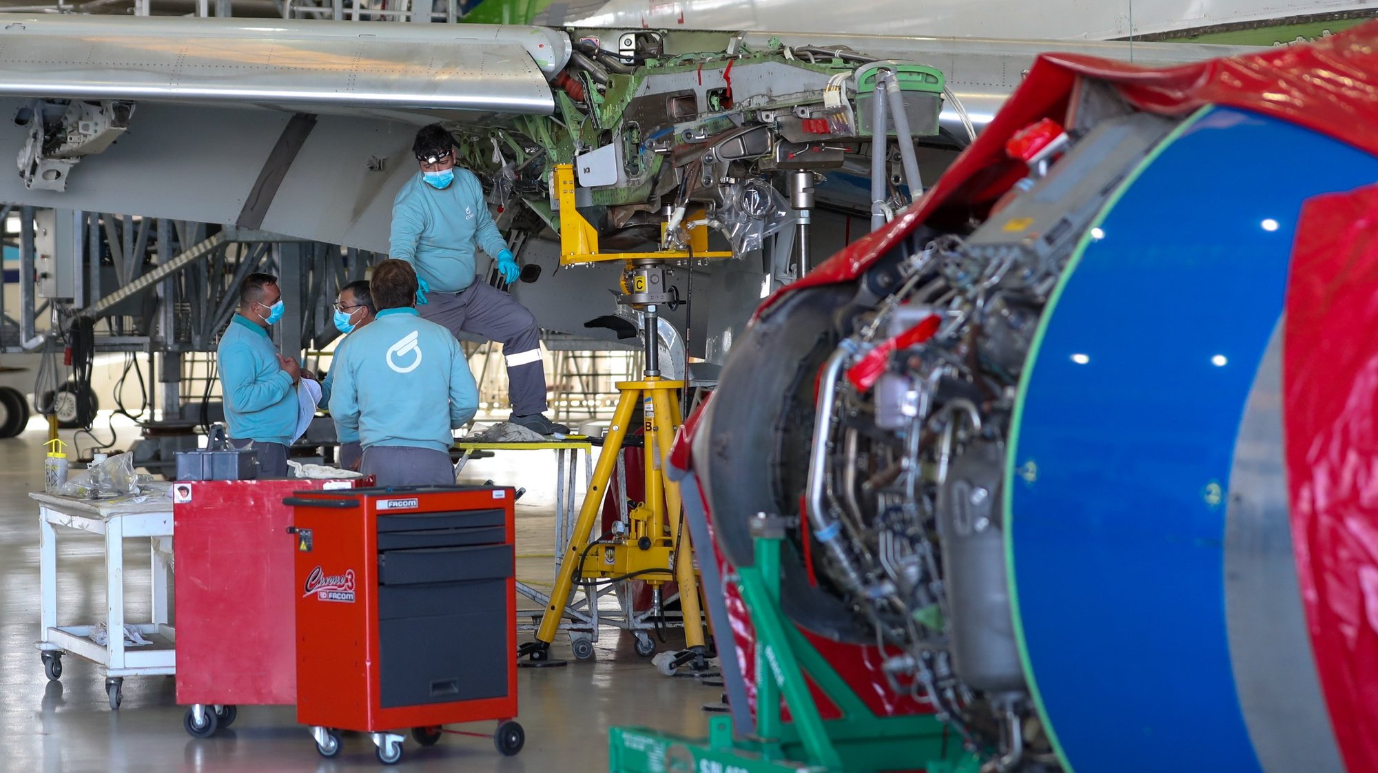 Técnicos procedem à reparação de uma aeronave nas  instalações da OGMA, Alverca ,19 de novembro de 2021, em Alverca. ANTÓNIO COTRIM/LUSA