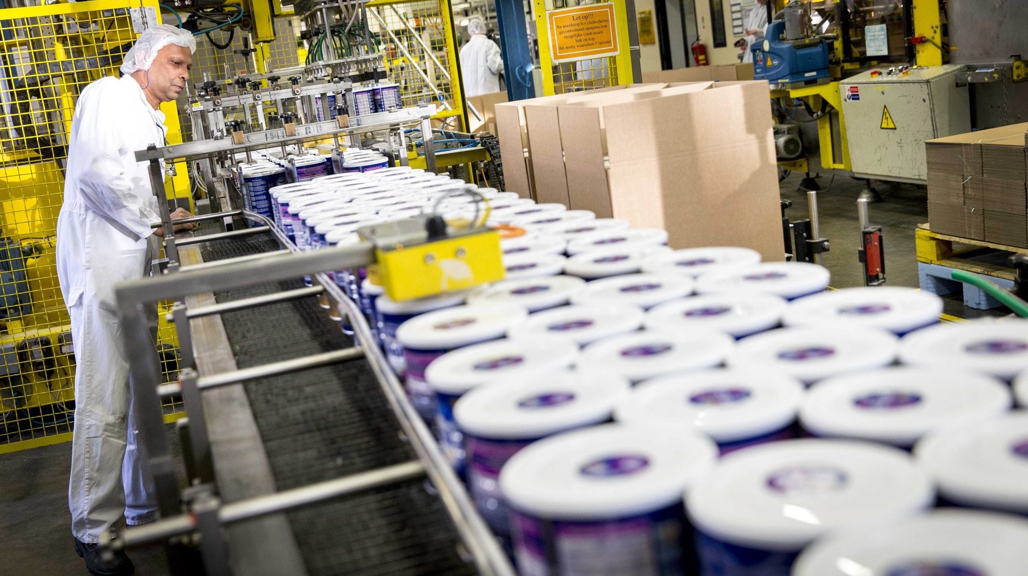 epa05051998 Aptamil baby formula cans at a production line of Danone Nutricia Early Life Nutrition division, in Cuijk, The Netherlands, 02 December 2015. French company Danone is building a new factory for the production of baby food in the Dutch city of Cuijk, with an investment of 240 million euros.  EPA/JERRY LAMPEN