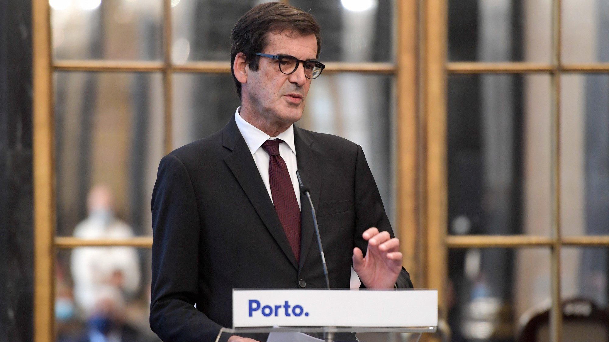 O Presidente da Câmara Municipal do Porto, Rui Moreira, discursa durante a cerimónia de homologação do Acordo de Colaboração no âmbito do Primeiro Direito para o Município do Porto, que decorreu no ediifício da Câmara Municipal, no Porto. 16 de novembro de 2020. FERNANDO VELUDO/LUSA