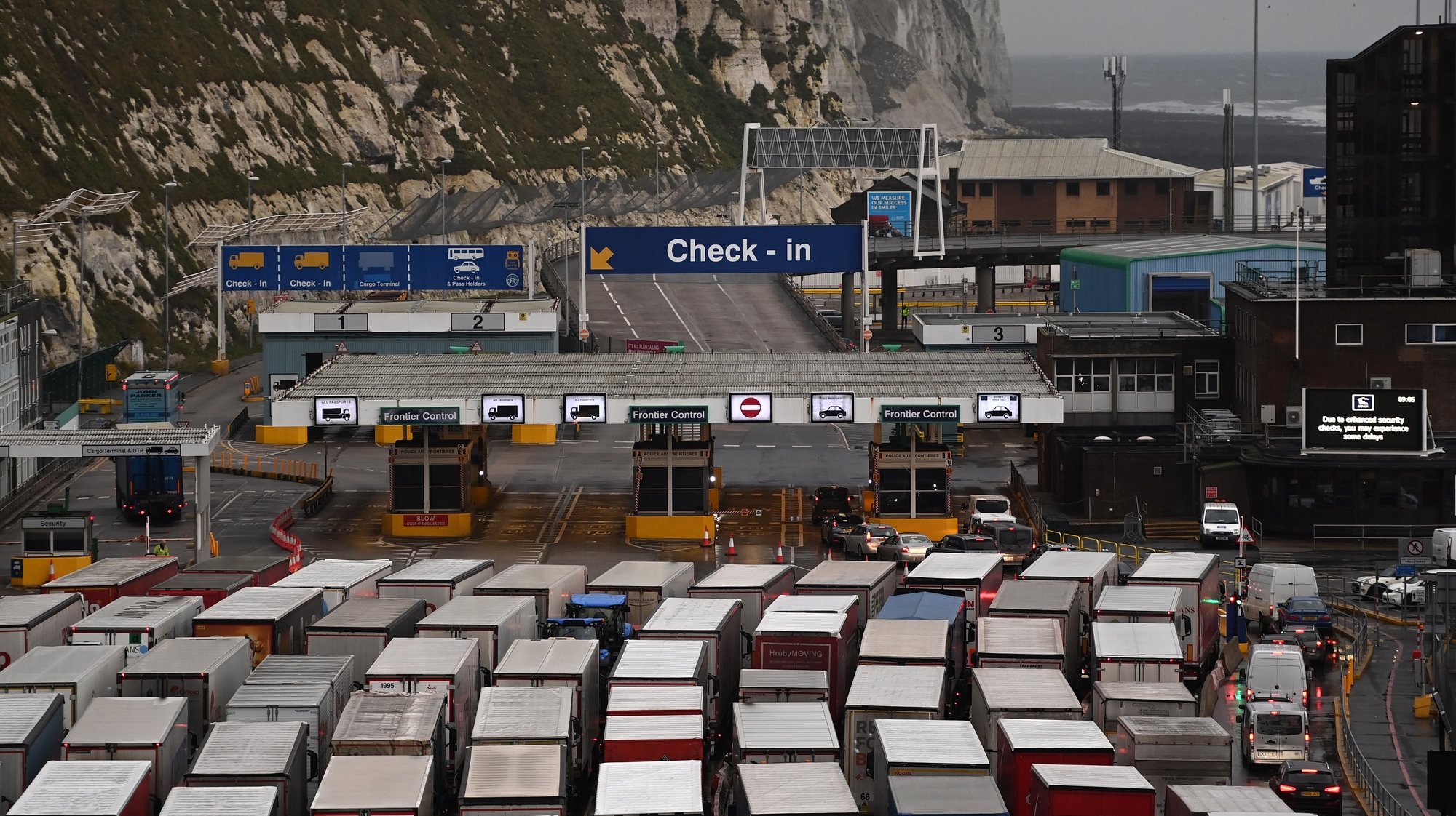 epaselect epa08893288 Freight trucks queue up at Dover Port in Dover, Britain, 19 December 2020. Britain and the EU continue to negotiate a post-Brexit trade deal as the current Brexit transition period will end on 31 December.  EPA/ANDY RAIN