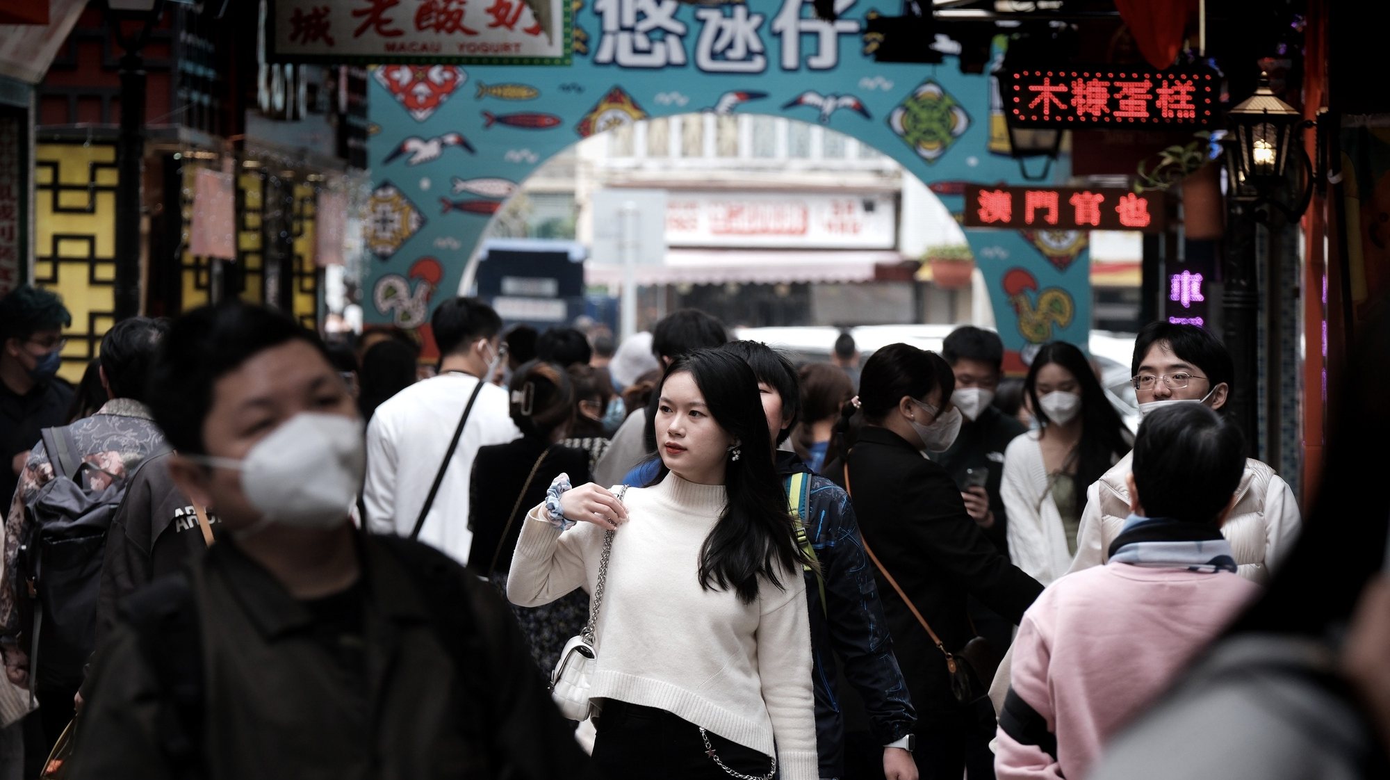 Turistas voltaram a encher as ruas de Macau e da Taipa depois de levantadas as restrições criadas pela pandemia de covid-19 no passado domingo, dia 8 de janeiro, em Macau, China, 11 de janeiro de 2023. GONÇALO LOBO PINHEIRO/LUSA