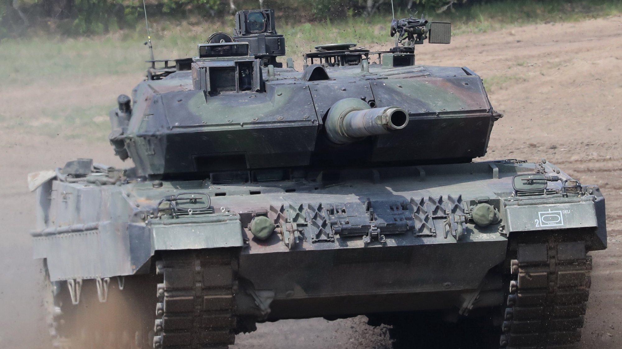 epa07586786 A Leopard 2 tank during the NATO Very High Readiness Task Force Land (VJTF L 2019) exercise in Muenster, northen Germany, 20 May 2019. The German Bundeswehr with its Armoured Training Brigade 9 (Panzerlehrbrigade 9) serves as spearhead of the VJTF L in 2019.  EPA/FOCKE STRANGMANN
