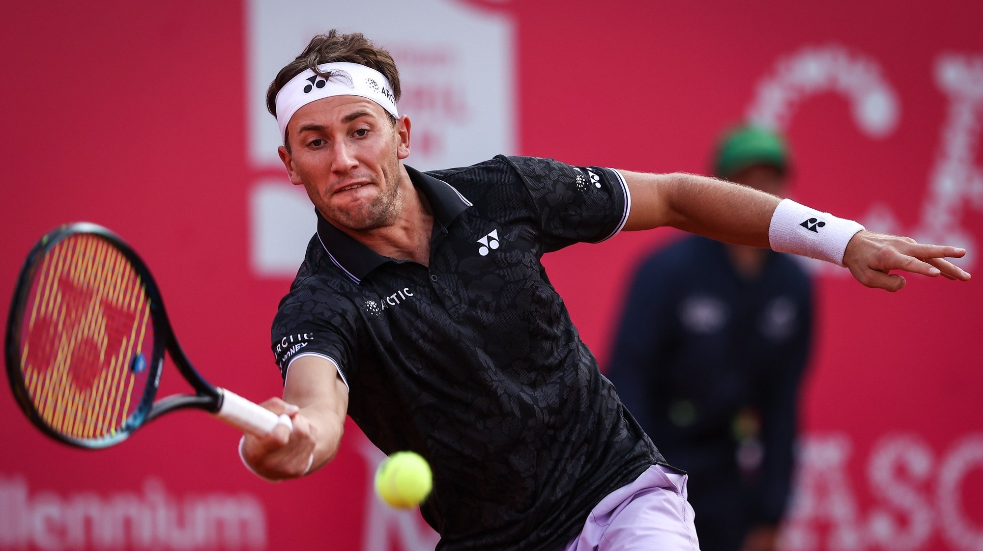 Casper Ruud from Norway in action against Quentin Halys from France during their semi-final match at the Estoril Open tennis tournament in Estoril, Portugal, 08 April 2023. RODRIGO ANTUNES/LUSA