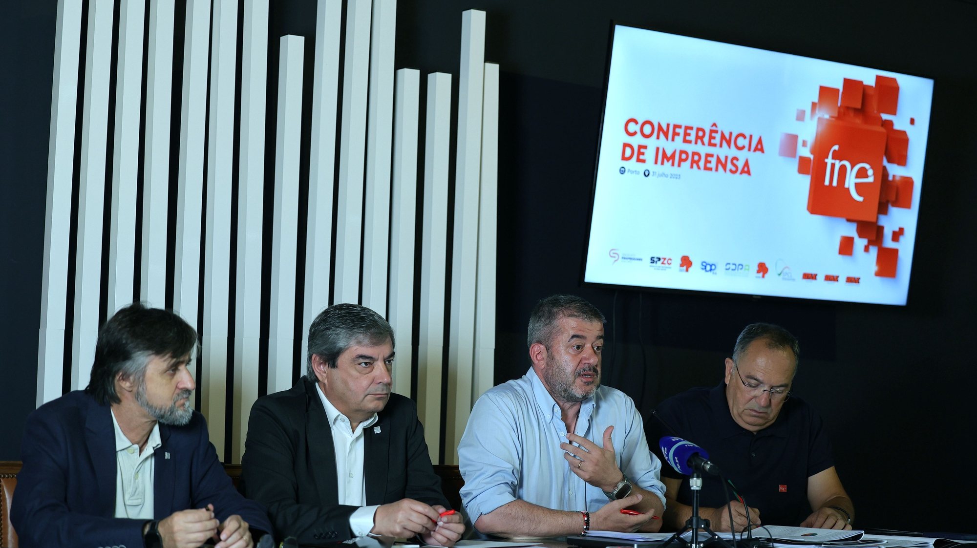 Pedro Barreiros (2-D), secretário-geral da FNE, intervém durante a conferência de imprensa da Federação Nacional da Educação, para apresentar o balanço do ano letivo 2022-2023, no Porto, 31 de julho 2023. ESTELA SILVA/LUSA