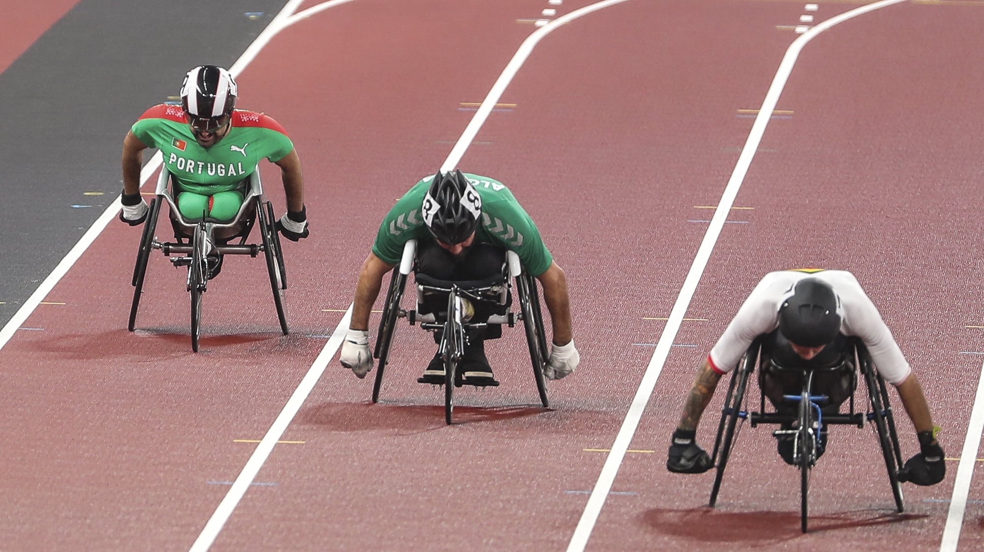 O atleta português, João Correia (E) em ação na final masculina dos 100 metros T51, esta tarde no Estádio Olímpico de Tóquio, nos jogos Paralímpicos de Toquio 2020, Japão, 03 de setembro de 2021. MIGUEL A. LOPES/LUSA