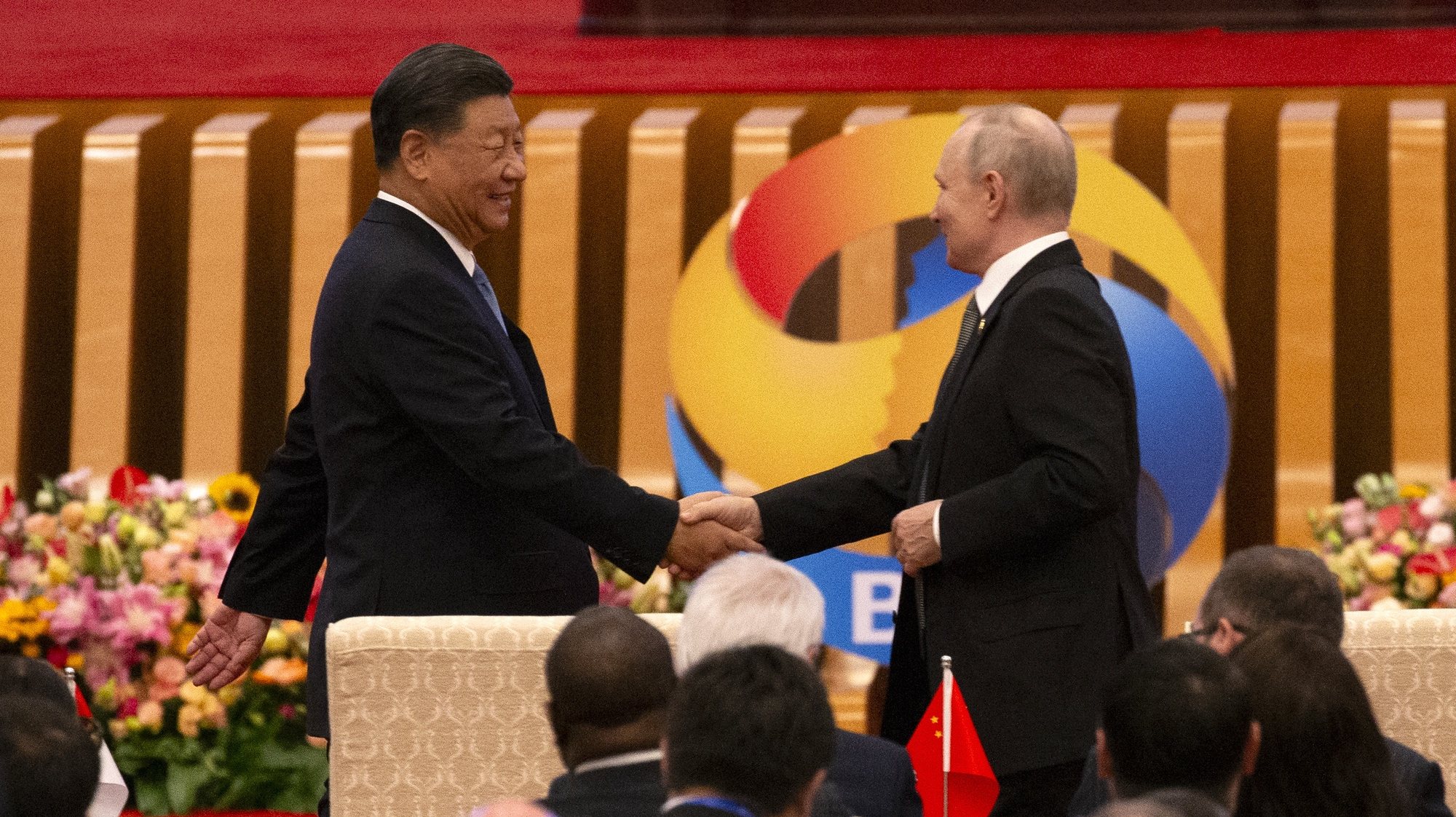 epa10924980 Russian President Vladimir Putin (R) and Chinese President Xi Jinping (L) shake hands during the opening ceremony of the Third Belt and Road Forum for International Cooperation at the Great Hall of the People in Beijing, China, 18 October 2023.  EPA/ANDRES MARTINEZ CASARES