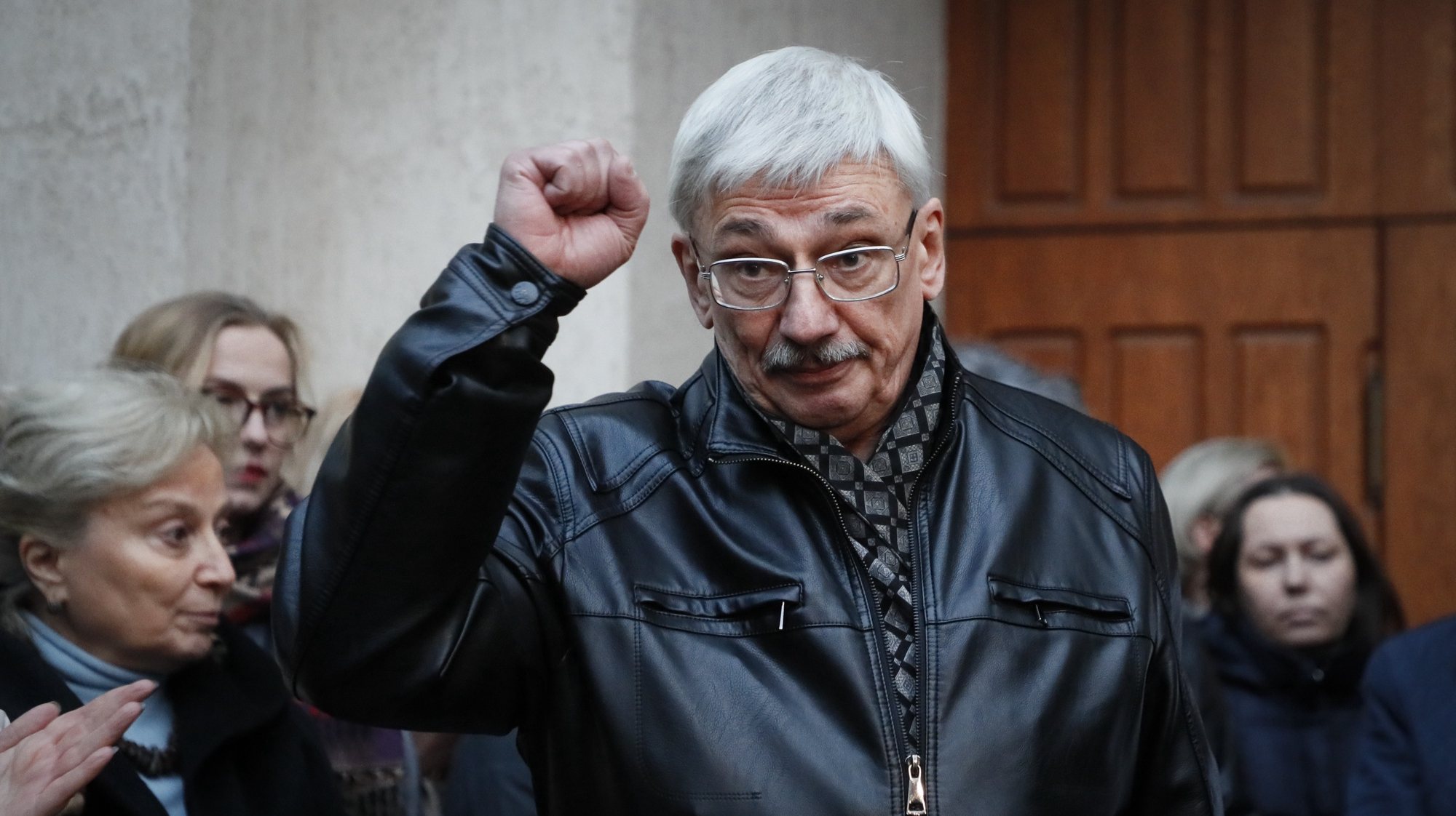 epa10913601 Human rights activist and chairman of the Human Rights Center &#039;Memorial&#039;, Oleg Orlov, (C) gestures after a court hearing at the Golovinsky District Court in Moscow, Russia, 11 October 2023. On 8 June 2023, the court started considering the criminal case against Oleg Orlov, who was accused of &#039;repeatedly discrediting&#039; the Russian army and risked up to three years in a penal colony. The Golovinsky Court of Moscow on 11 October ruled to fine Orlov with 150 thousand rubles (about 1500 US dollar) penalty for discrediting the Russian Armed Forces.  EPA/YURI KOCHETKOV
