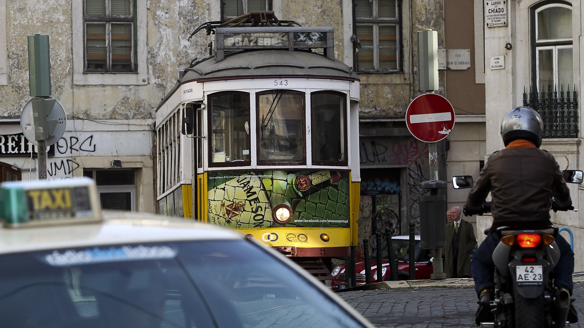 Um elétrico, um táxi e uma mota no Chiado em Lisboa, janeiro 2013. JOSÉ SENA GOULÃO / LUSA