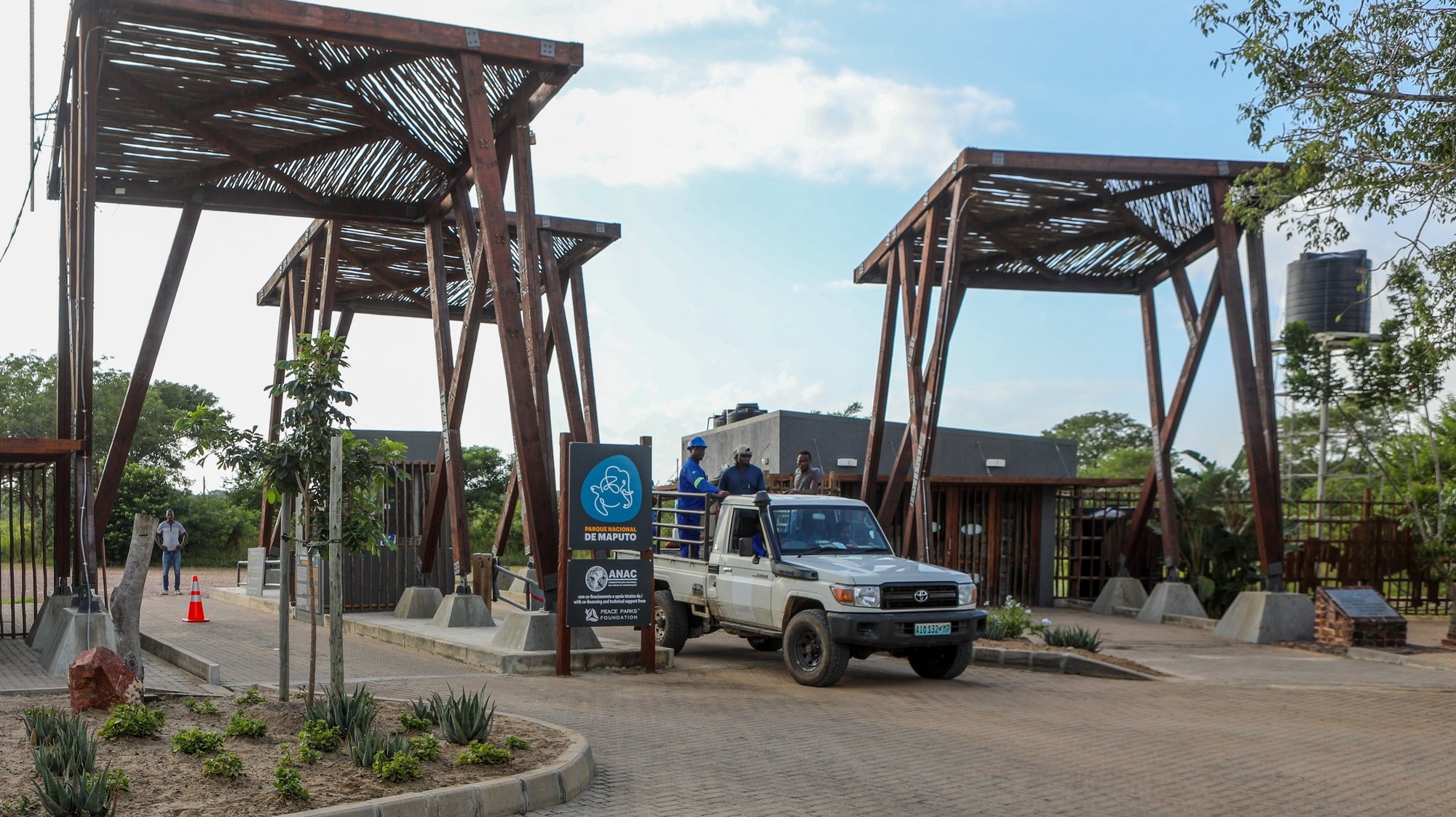 O Parque Nacional de Maputo, reserva protegida a 70 quilómetros da capital moçambicana, registou em 2023 um recorde de cerca de 20.000 visitantes, disse à Lusa o administrador, Miguel Gonçalves, justificando o crescimento com a recuperação e os investimentos em curso, Maputo, 12 de abril de 2024. Com as emblemáticas girafas e elefantes que se passeiam habitualmente junto à estrada Nacional 1 (N1), o Parque Nacional de Maputo beneficia da proximidade às cidades sul-africanas de Durban e Joanesburgo, combina “mar e terra” e desde 2018, com a inauguração da ponte de Katembe, facilitando a ligação da capital para sul, que a procura não para de crescer. (ACOMPANHA TEXTO DE DIA 15 DE ABRIL DE 2024). PAULO JULIÃO/LUSA