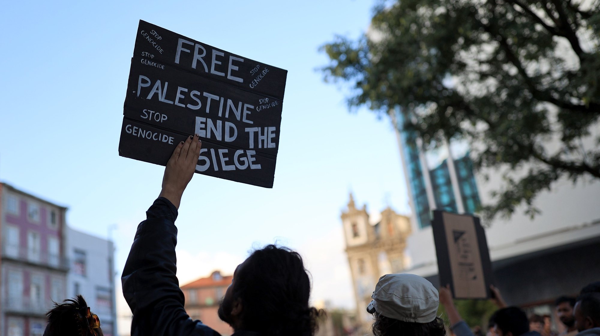 Manifestação pela libertação da Palestina, organizada pelo Coletivo pela Libertação da Palestina (CLP), no Porto, 20 de outubro de 2023. ESTELA SILVA/LUSA