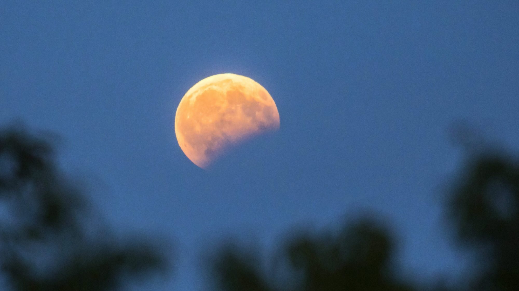 Tal como neste exemplo de eclipse parcial lunar de 2017, só uma pequena porção da Lua ficará na umbra e desaparecerá da vista
