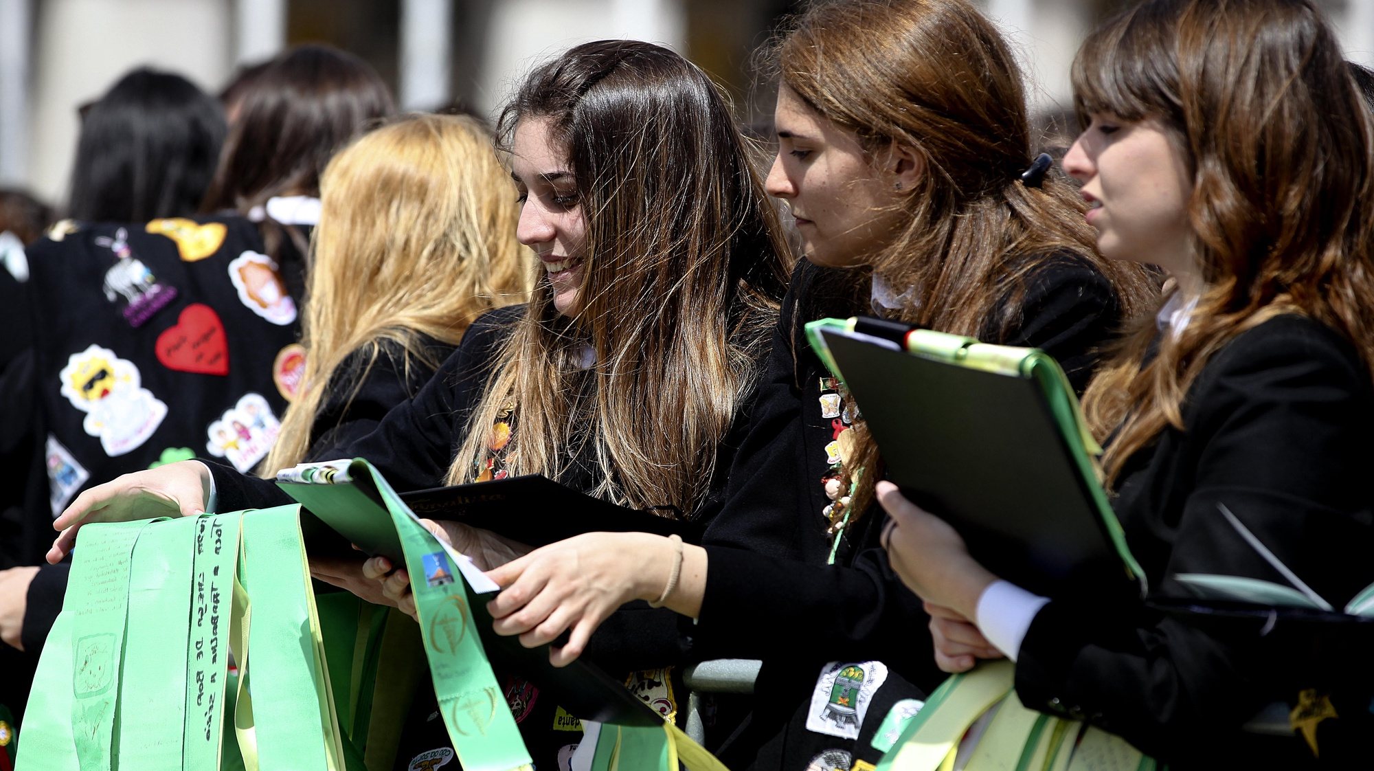 Estudantes universitárias mostram as suas fitas na tradicional cerimónia da Benção das Fitas presidida pelo cardeal-patriarca de Lisboa, José Policarpo, 18 de maio de 2013 no Terreiro do Paço em Lisboa. TIAGO PETINGA/LUSA