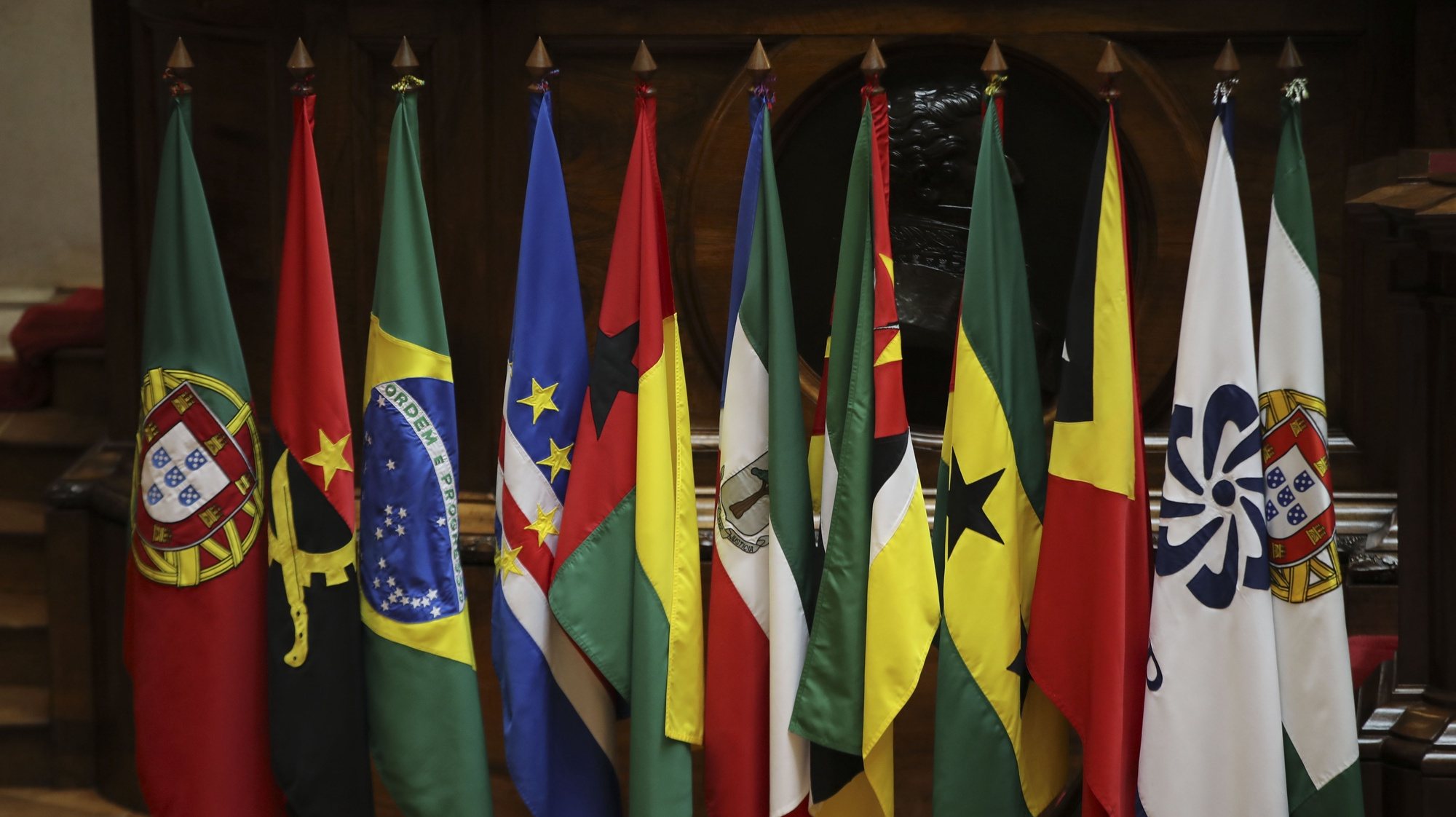 Bandeiras dos paises da CPLP durante a reunião da XI Assembleia Parlamentar da Comunidade de Países de Língua Portuguesa (AP-CPLP), subordinada ao tema &quot;Livre circulação de bens e serviços no espaço da CPLP&quot;, na Assembleia da República, em Lisboa, 24 de outubro de 2022. A chefiar as respetivas delegações estão presentes os presidentes dos parlamentos de Angola, Carolina Cerqueira, Cabo Verde, Austelino Correia, Guiné Bissau, Cipriano Cassamá, São Tomé e Príncipe, Delfim Santiago das Neves e Timor Leste, Aniceto Longuinhos Guterres Lopes. A Guiné Equatorial e Moçambique estarão presentes através de uma delegação parlamentar. MANUEL DE ALMEIDA/LUSA