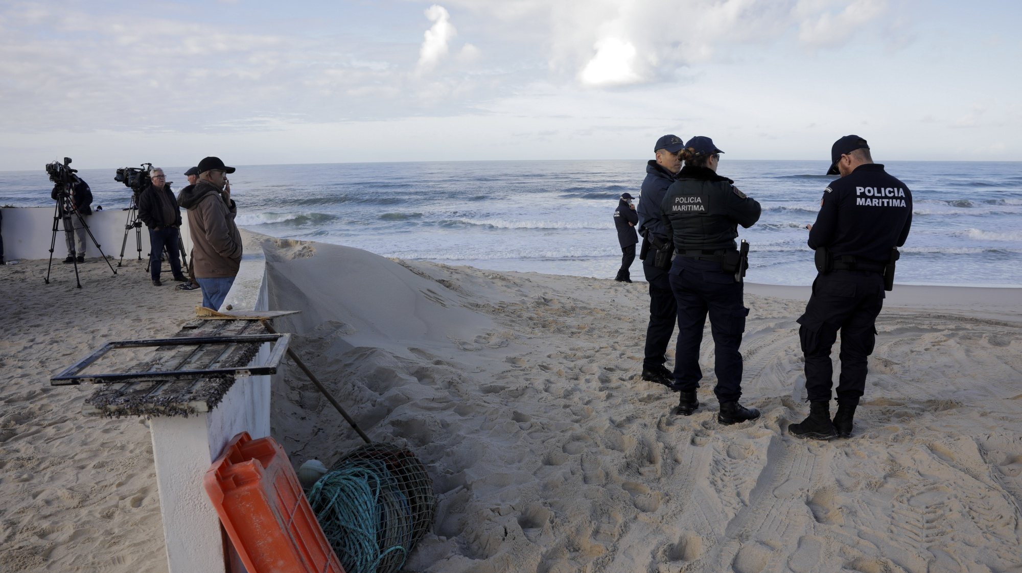 Elementos da Policia Marítima participam nas buscas dos três tripulantes de uma embarcação desaparecida na sexta-feira ao largo na Nazaré, na Praia do Pedrogão em Leiria. PAULO CUNHA/LUSA