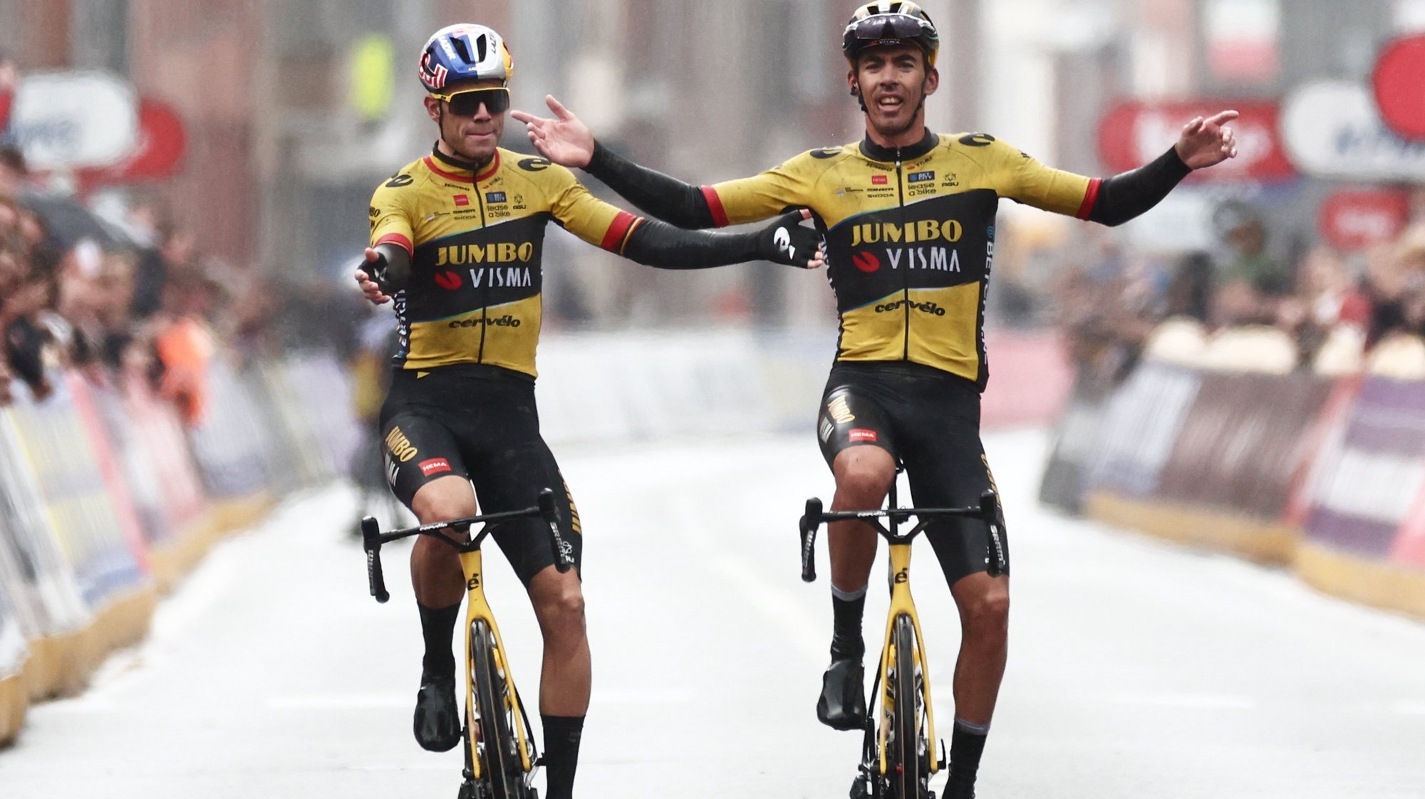 epa10544272 France&#039;s Christophe Laporte (R) of the Jumbo Visma team wins ahead of Belgian teammate Wout Van Aert (L) the Gent-Wevelgem one day cycling race, in Wevelgem, Belgium, 26 March 2023.  EPA/OLIVIER HOSLET