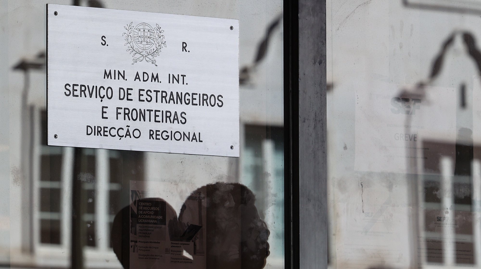 Reflexo de utentes na entrada das instalações do Serviço de Estrangeiros e Fronteiras em Lisboa, em dia de greve do SINSEF (Sindicato Dos Funcionários do Serviço De Estrangeiros e Fronteiras), em Lisboa, 05 de abril de 2023. TIAGO PETINGA/LUSA