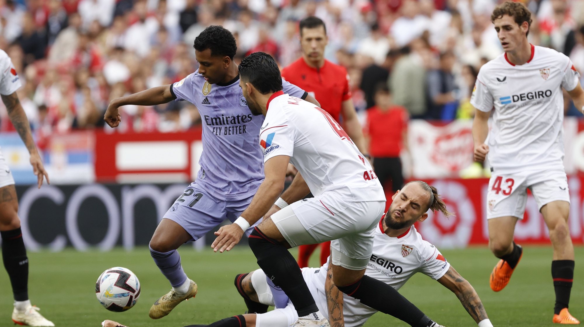 epa10658182 Real Madrid&#039;s Rodrygo (C) and Sevilla FC players Nemanja Gudelj (2R) and Karim Rkik (C) in action during the Spanish LaLiga soccer match between Sevilla FC and Real Madrid at El Sanchez Pizjuan stadium in in Seville, southern Spain, 27 May 2023.  EPA/Julio Munoz