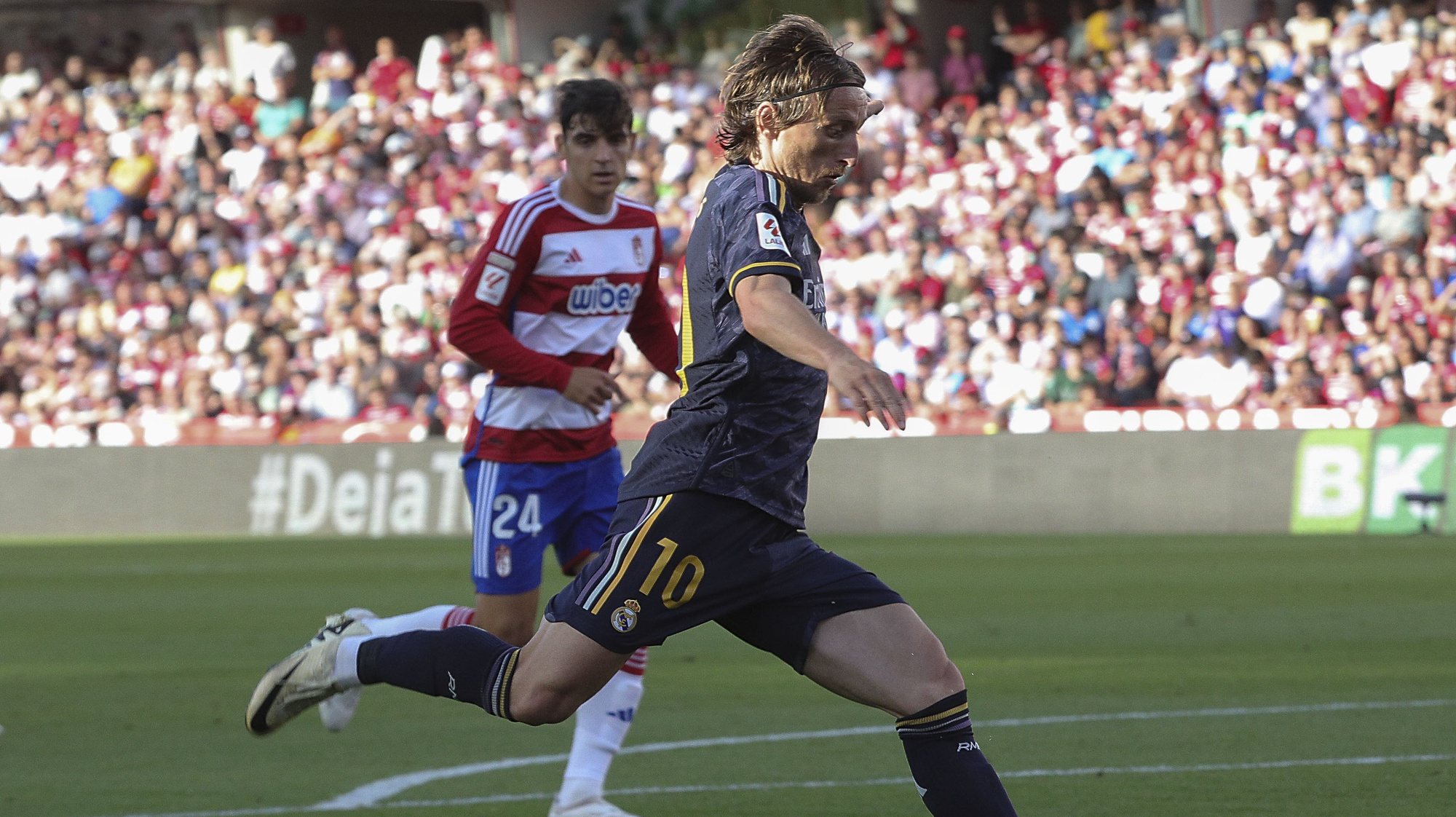 epa11333659 Real Madrid&#039;s Luka Modric in action during the Spanish LaLiga soccer match between Granada CF and Real Madrid, in Granada, Spain, 11 May 2024.  EPA/Pepe Torres