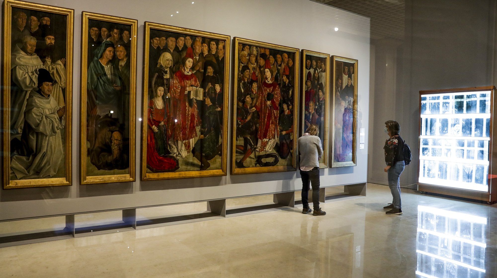 Técnicos de restauro observam o espaço de restauro dos &quot;Painéis de São Vicente&quot; no Museu Nacional de Arte Antiga, no Dia Internacional dos Museus em Lisboa, 18 de maio de 2020. TIAGO PETINGA/LUSA