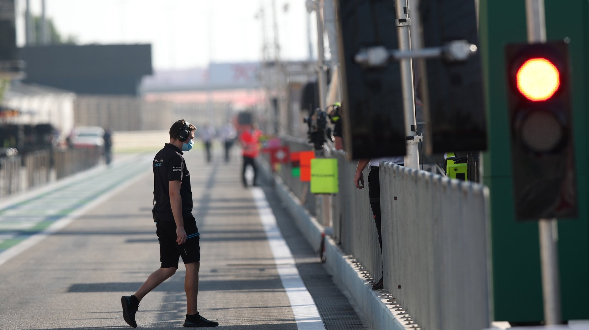 epa08843451 A technician walks at the pit lane at the Sakhir circuit near Manama, Bahrain 26 November 2020. The 2020 Bahrain Formula One Grand Prix will take place on 29 November in Bahrain.  EPA/TOLGA BOZOGLU